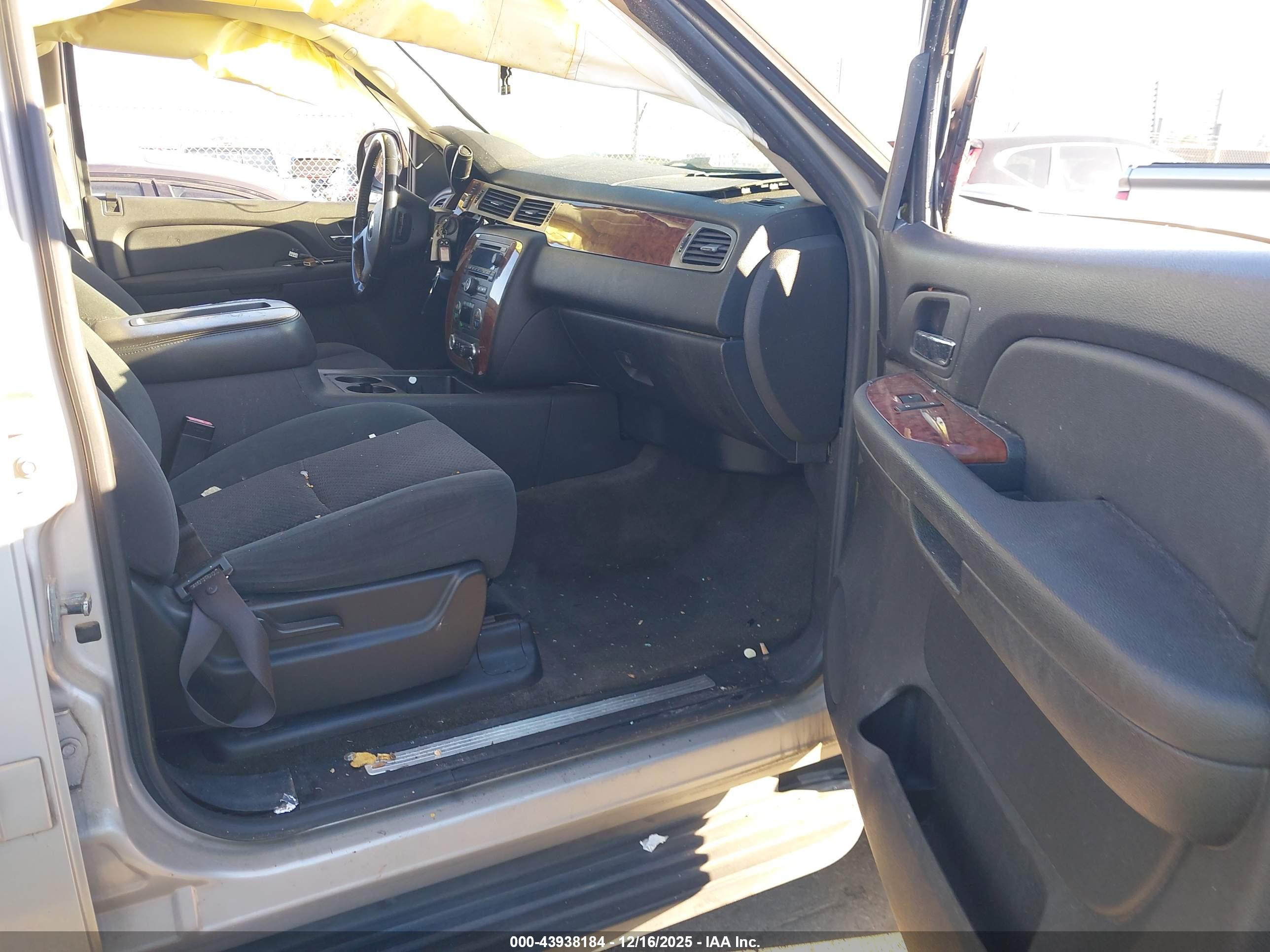 CHEVROLET SUBURBAN image 5
