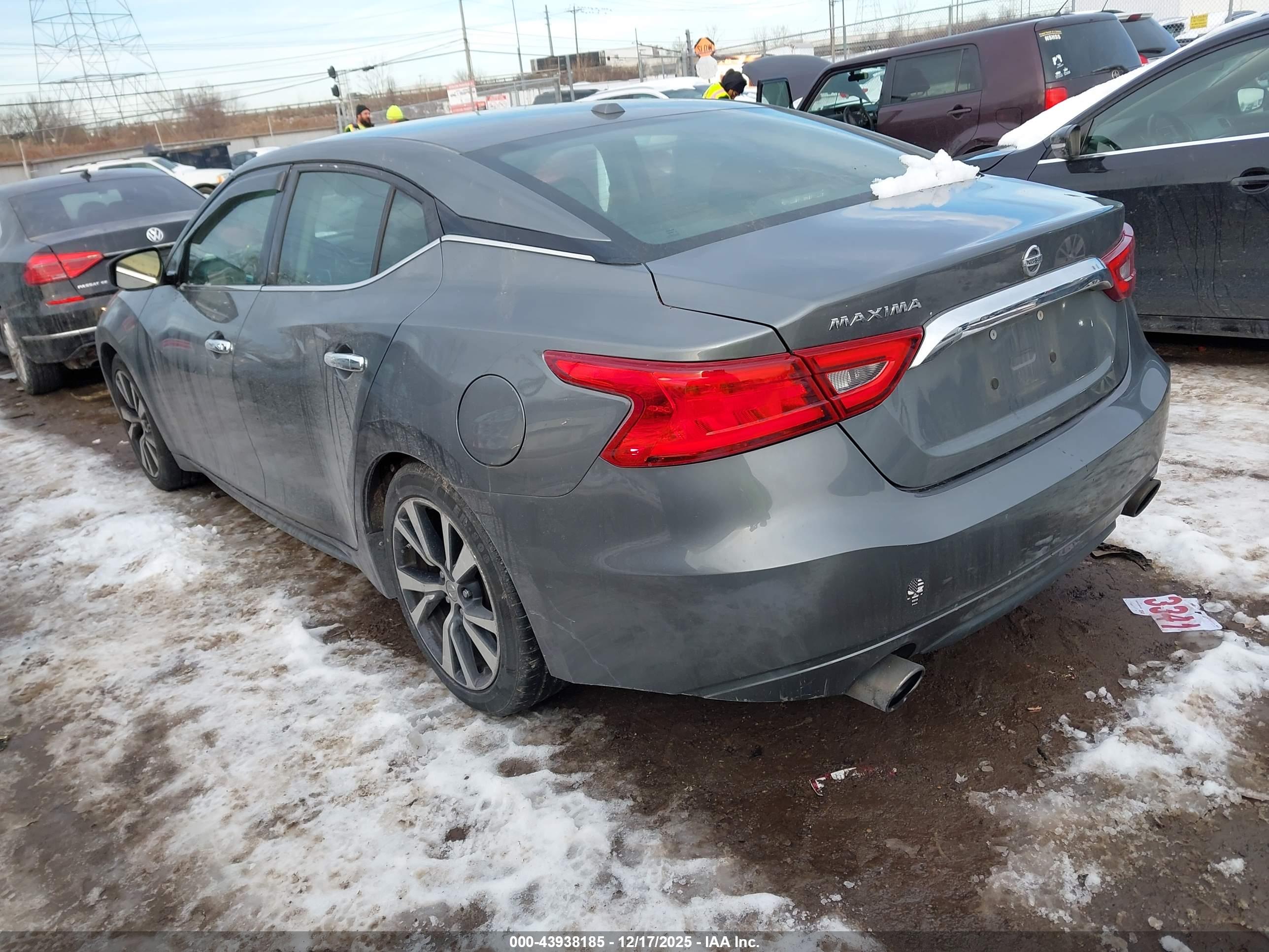 NISSAN MAXIMA image 3
