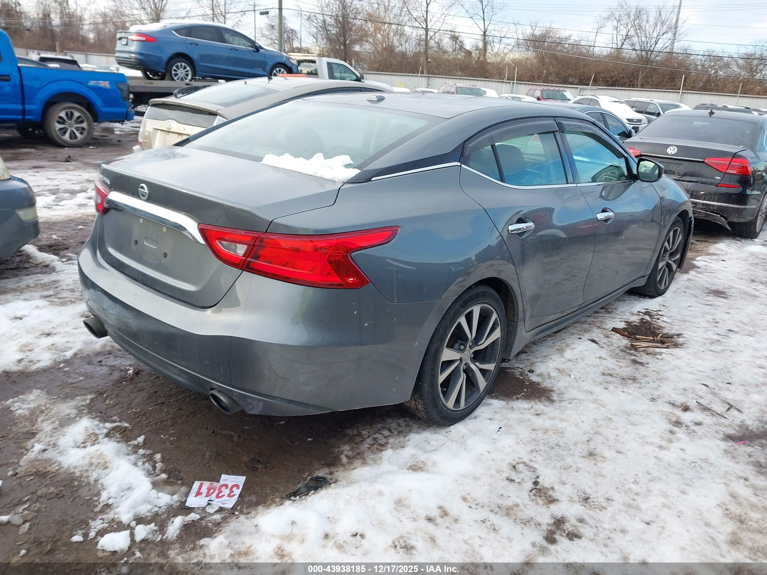 NISSAN MAXIMA image 4