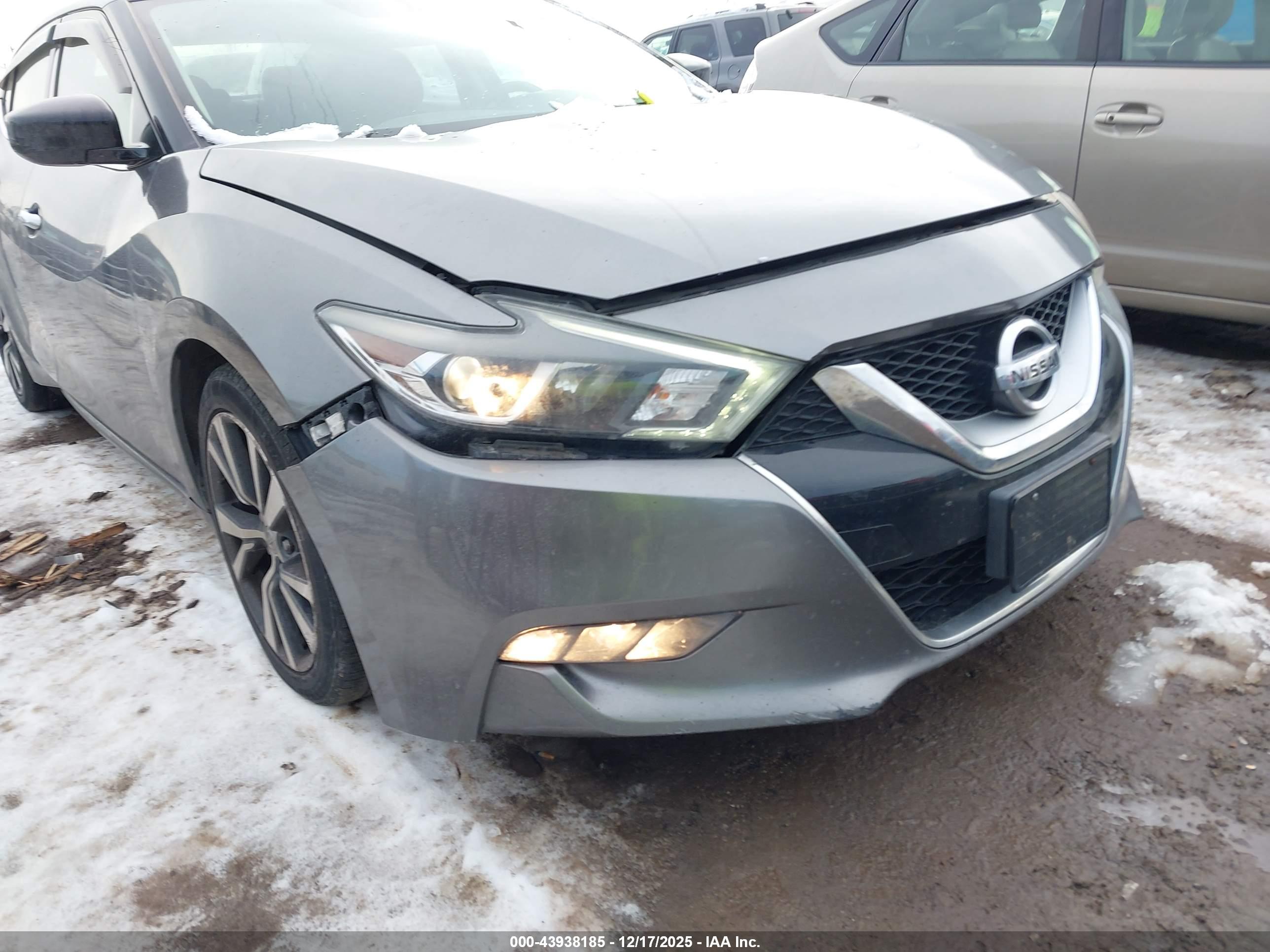 NISSAN MAXIMA image 6