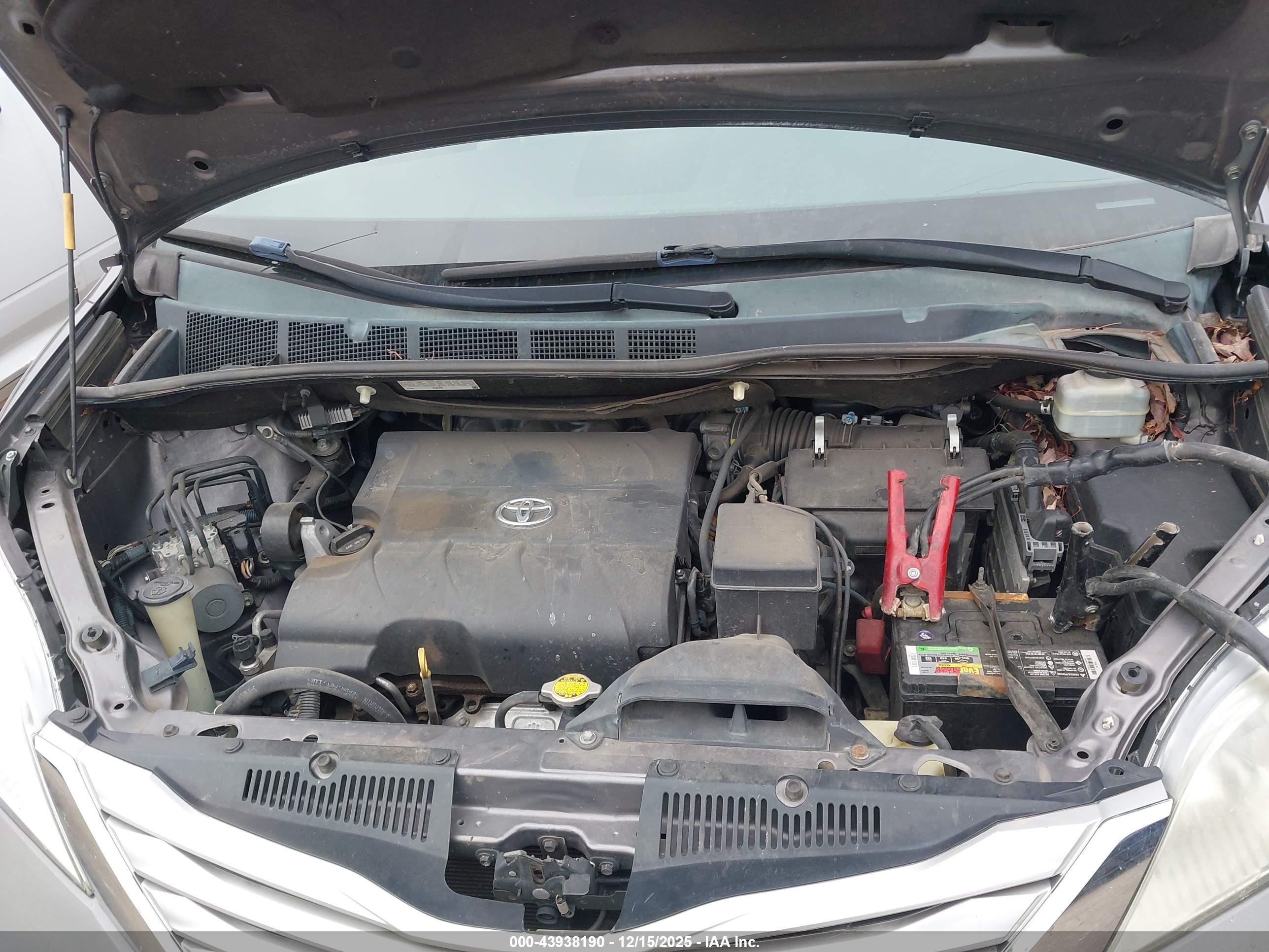 TOYOTA SIENNA image 10