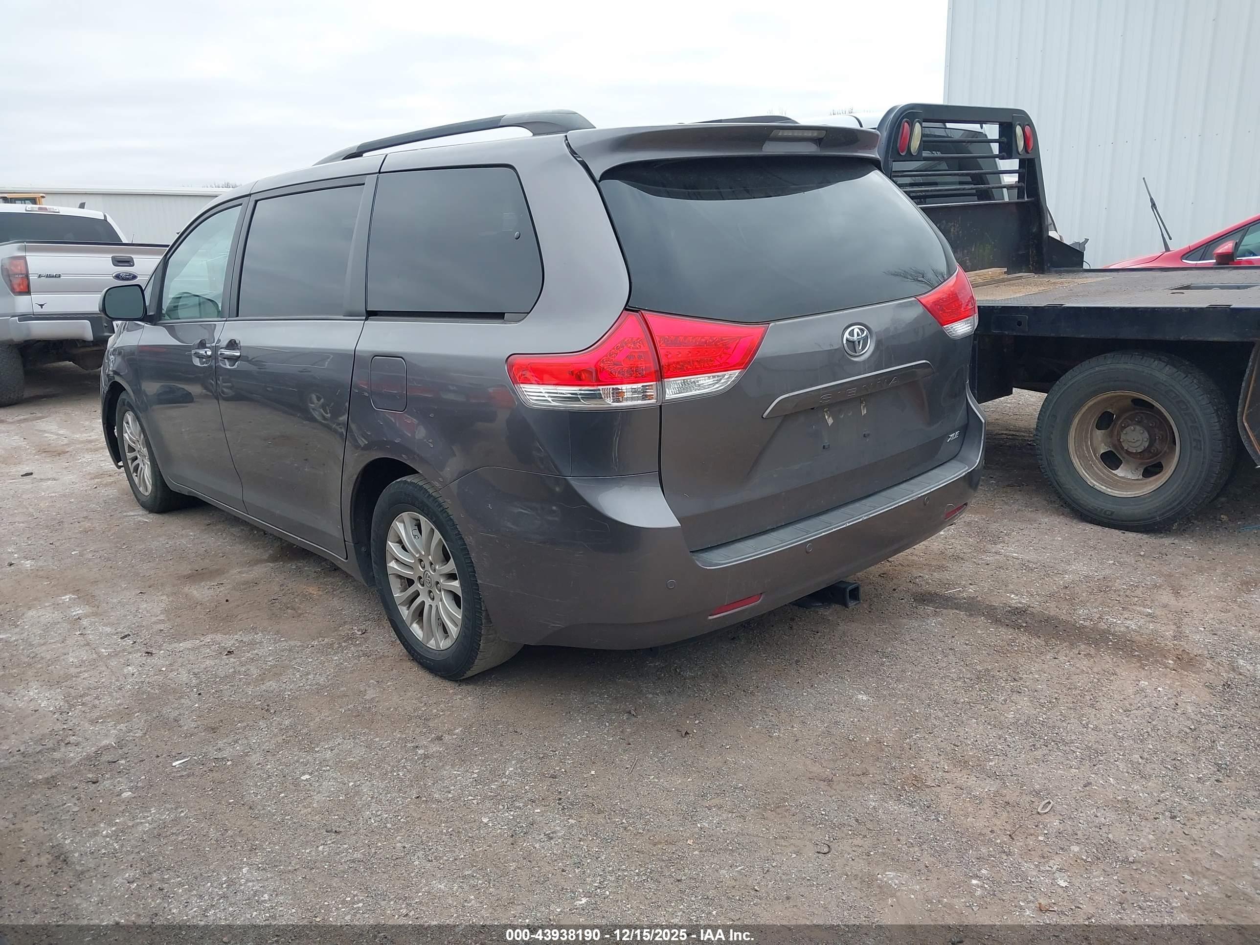 TOYOTA SIENNA image 3