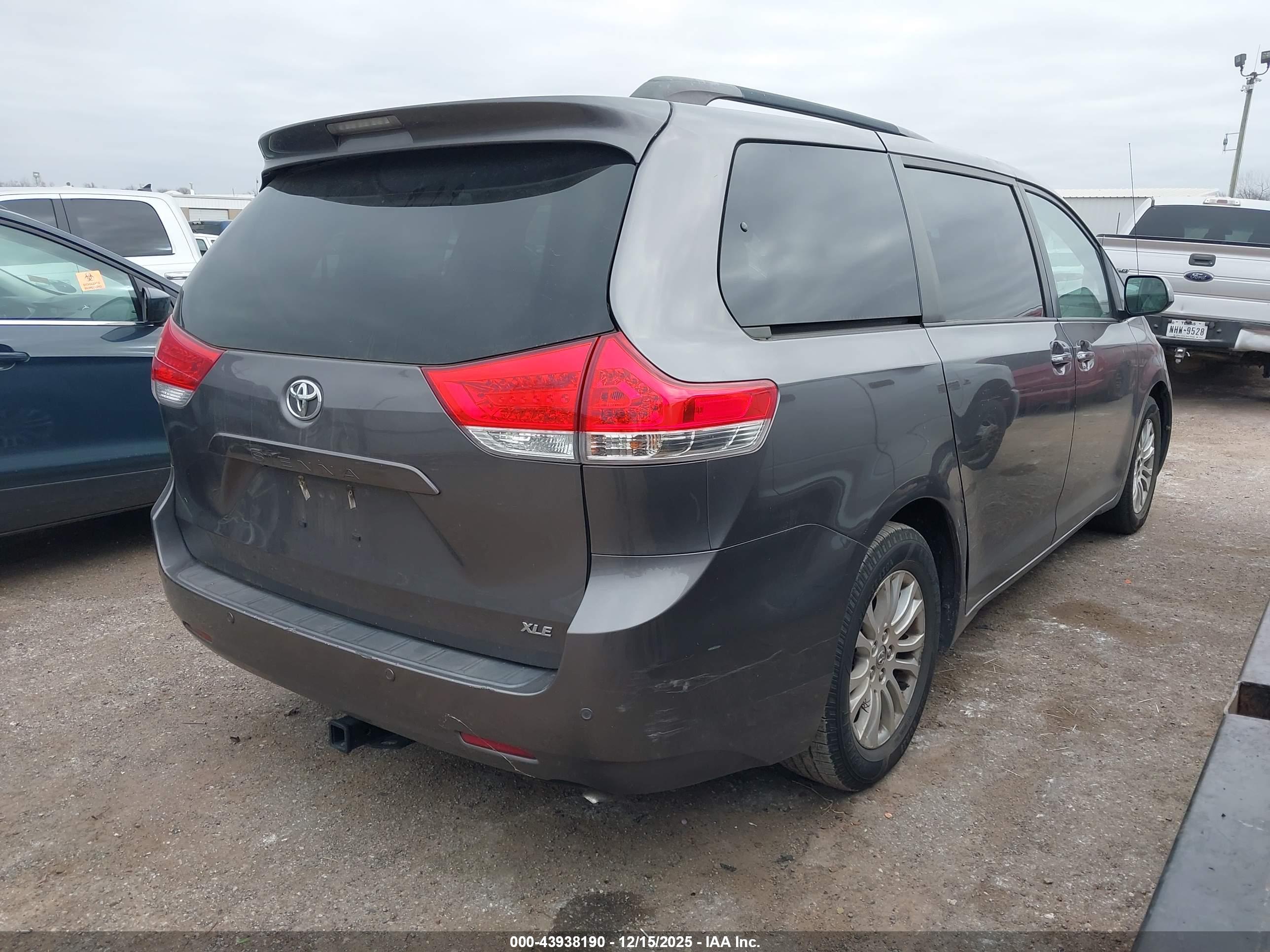 TOYOTA SIENNA image 4