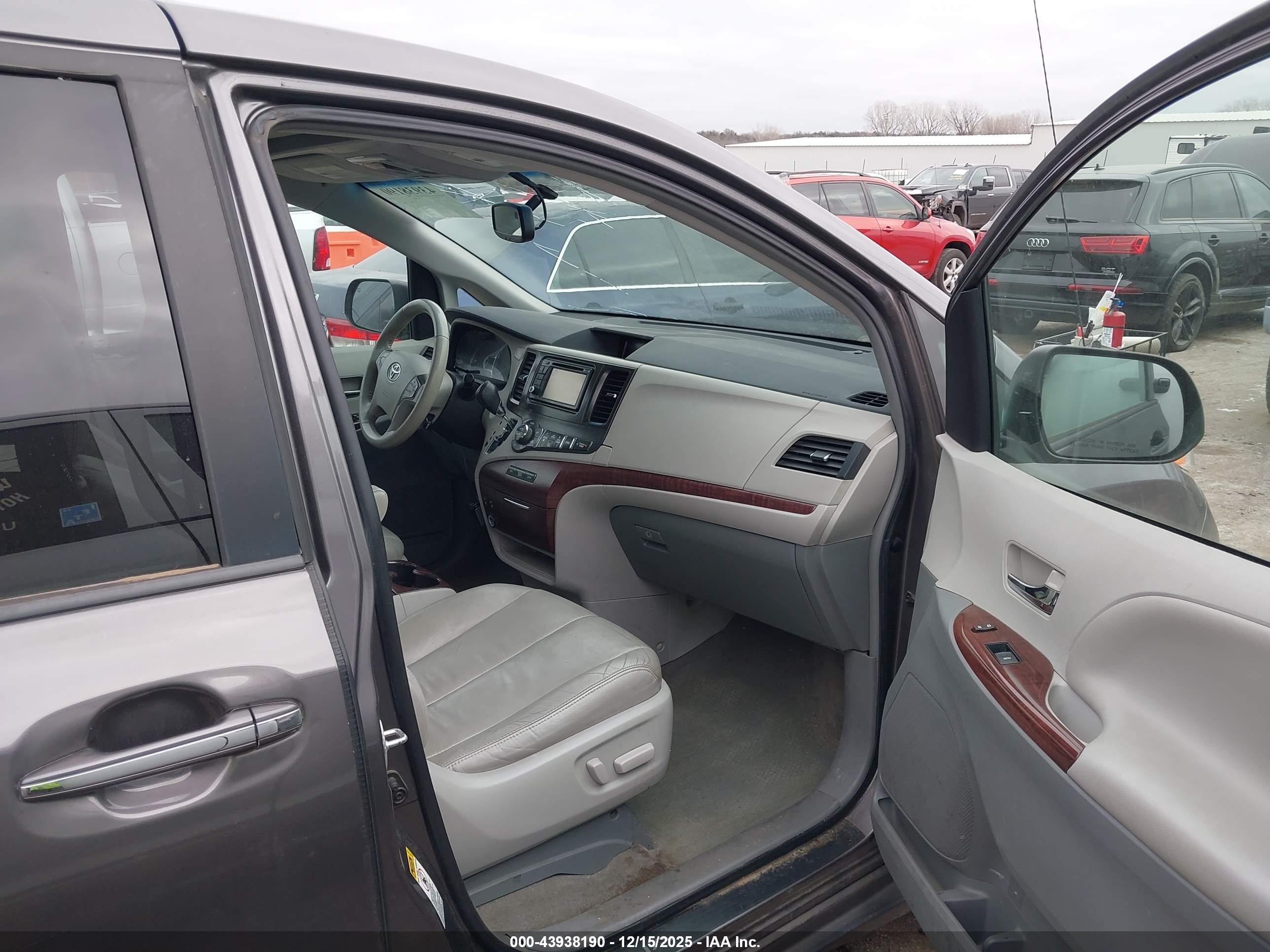 TOYOTA SIENNA image 5