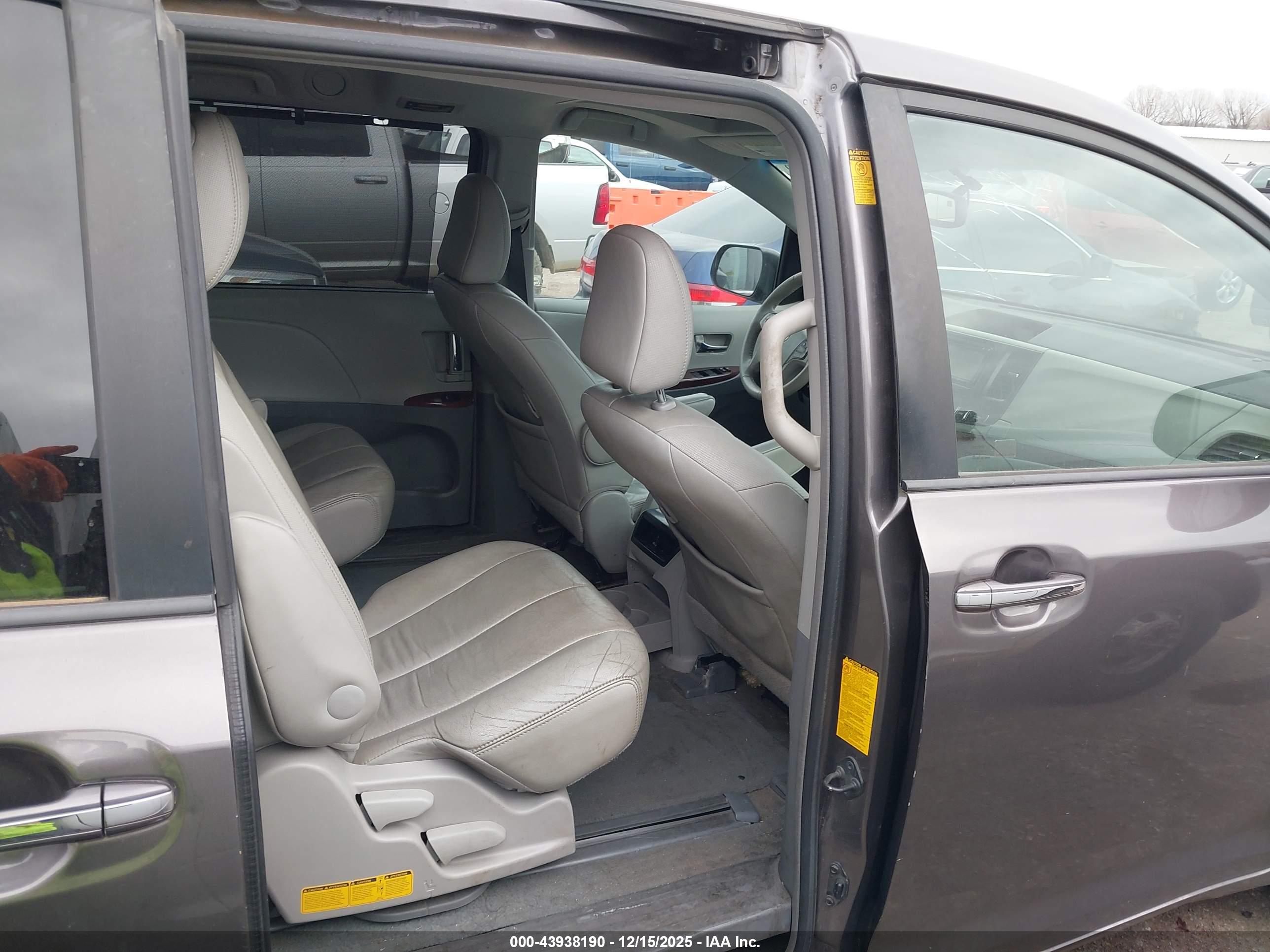 TOYOTA SIENNA image 8