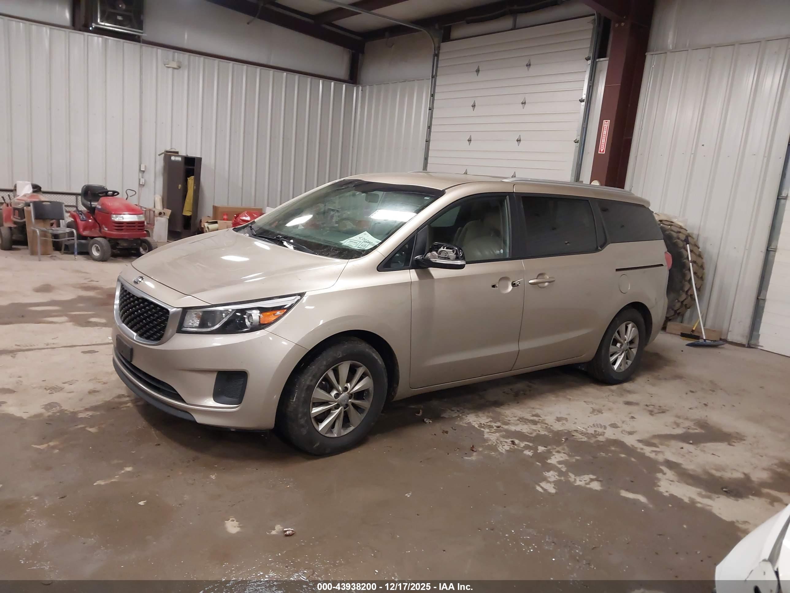 KIA SEDONA image 2
