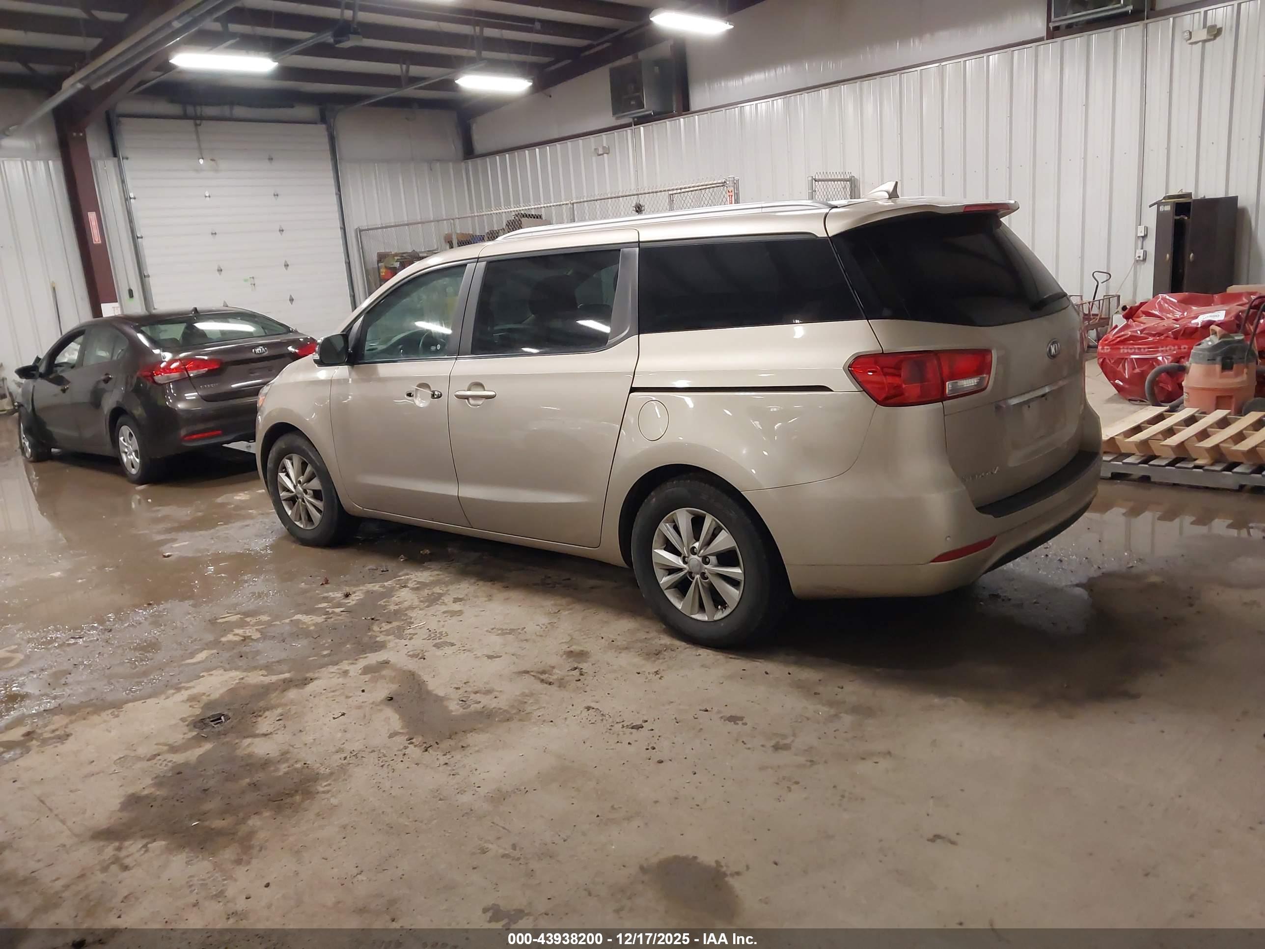 KIA SEDONA image 3