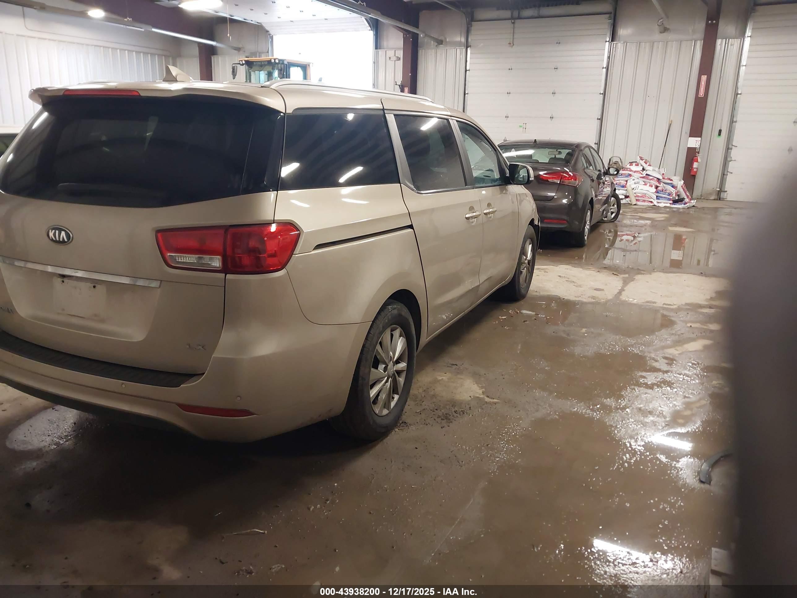 KIA SEDONA image 4