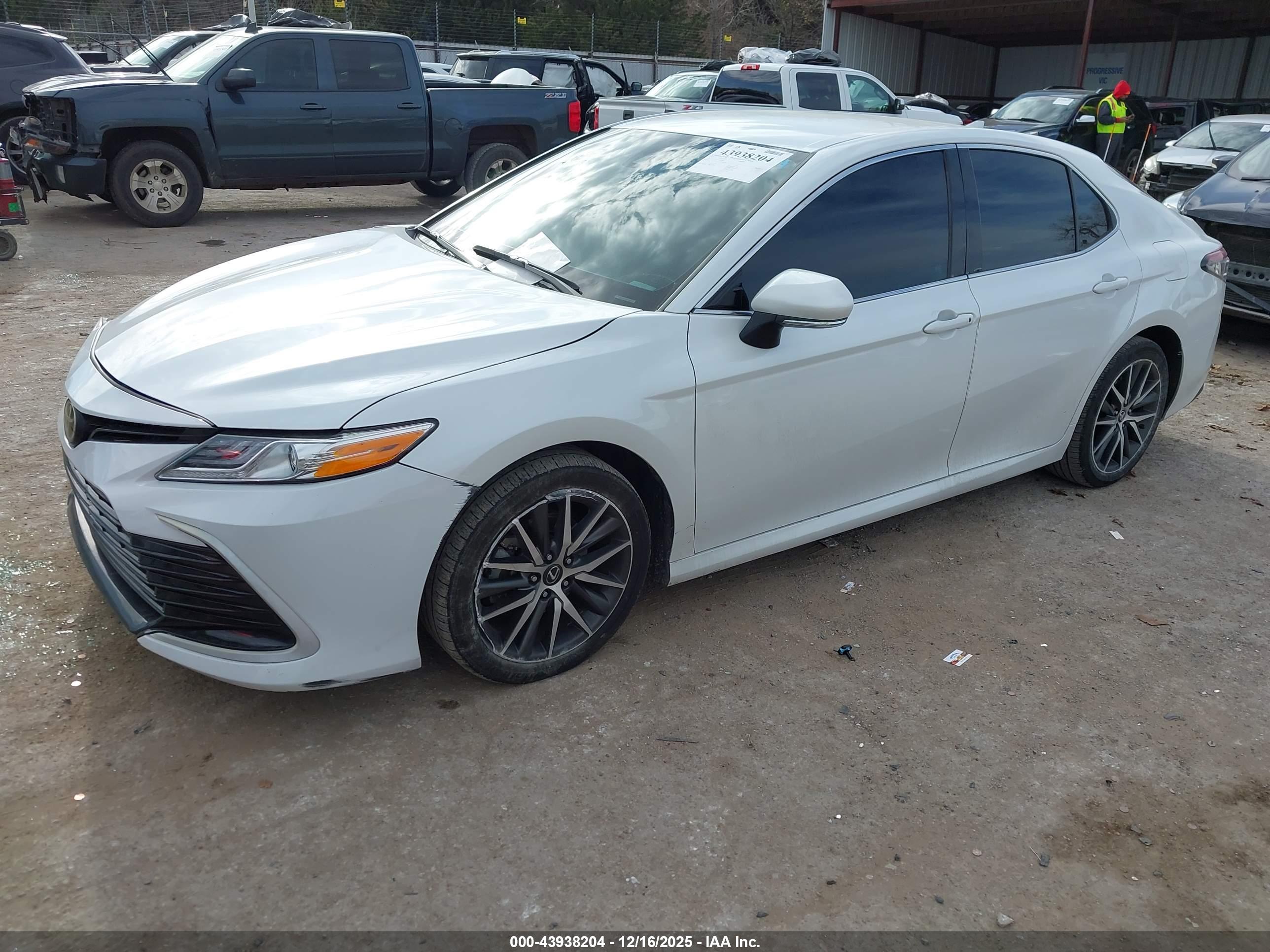 TOYOTA CAMRY image 2