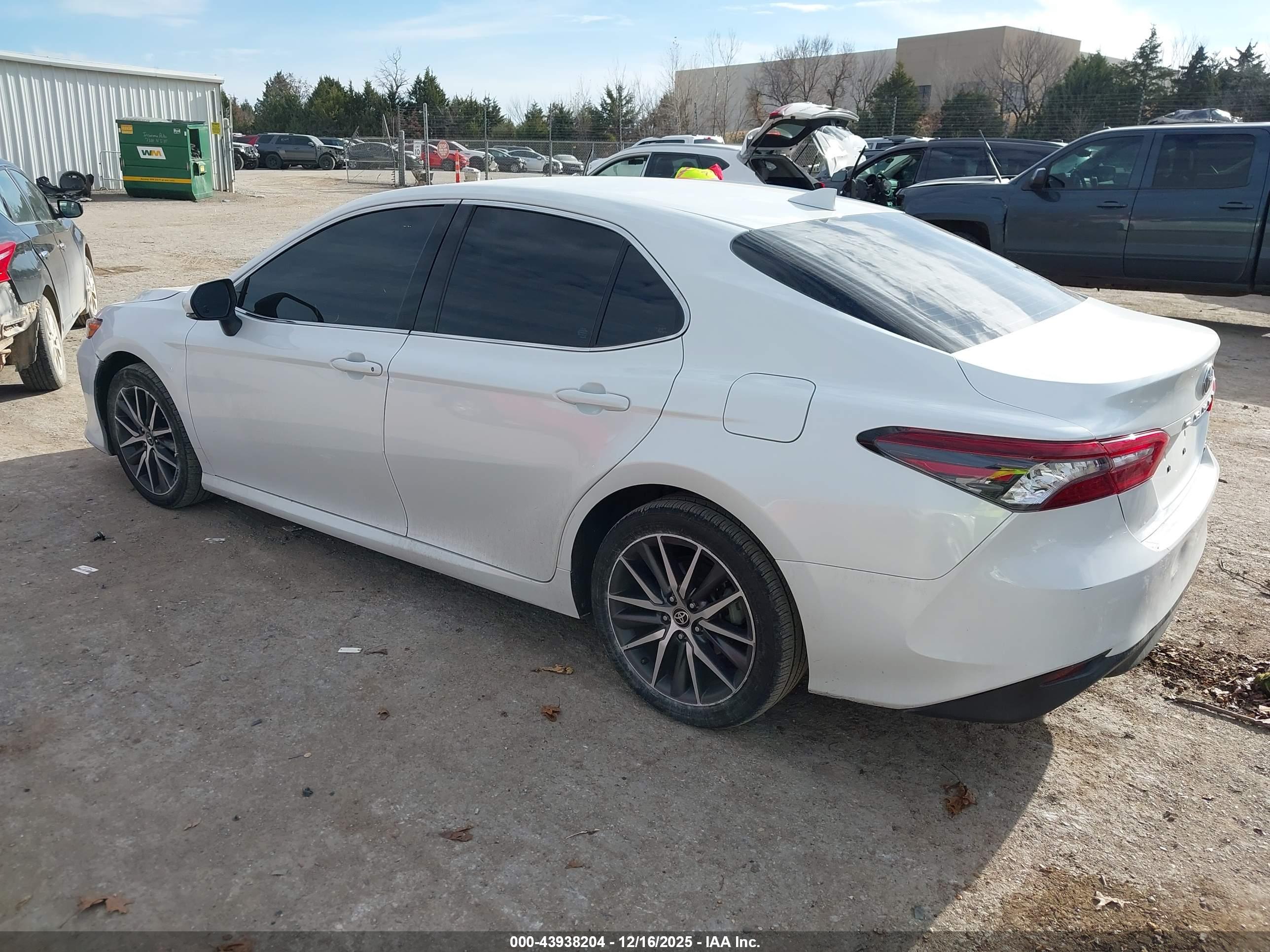 TOYOTA CAMRY image 3