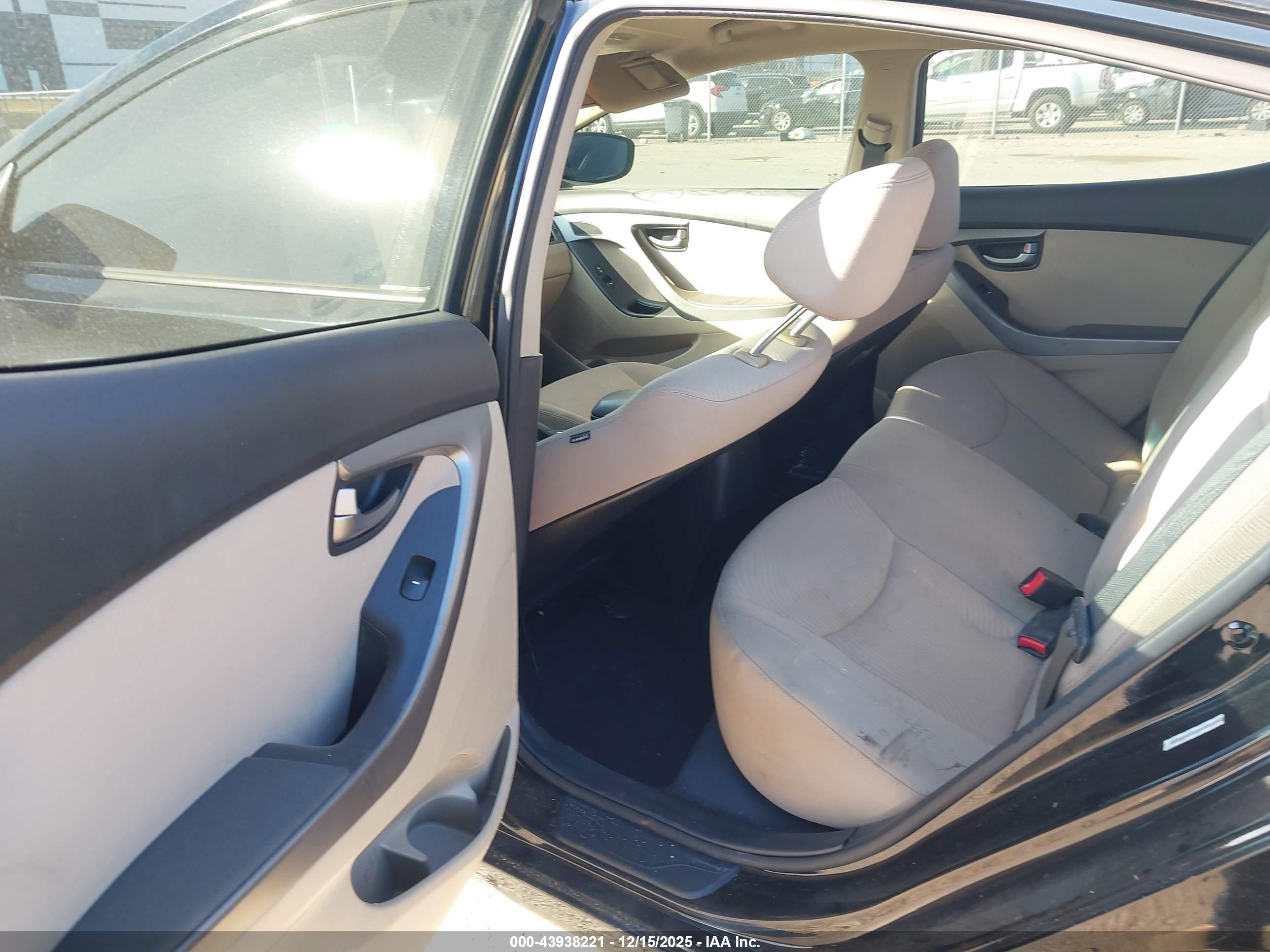 HYUNDAI ELANTRA image 8