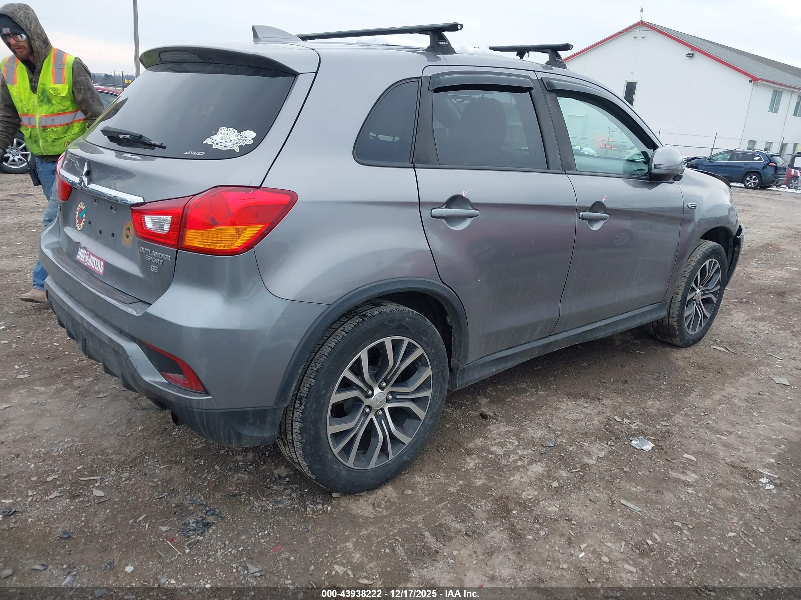 MITSUBISHI OUTLANDER image 4