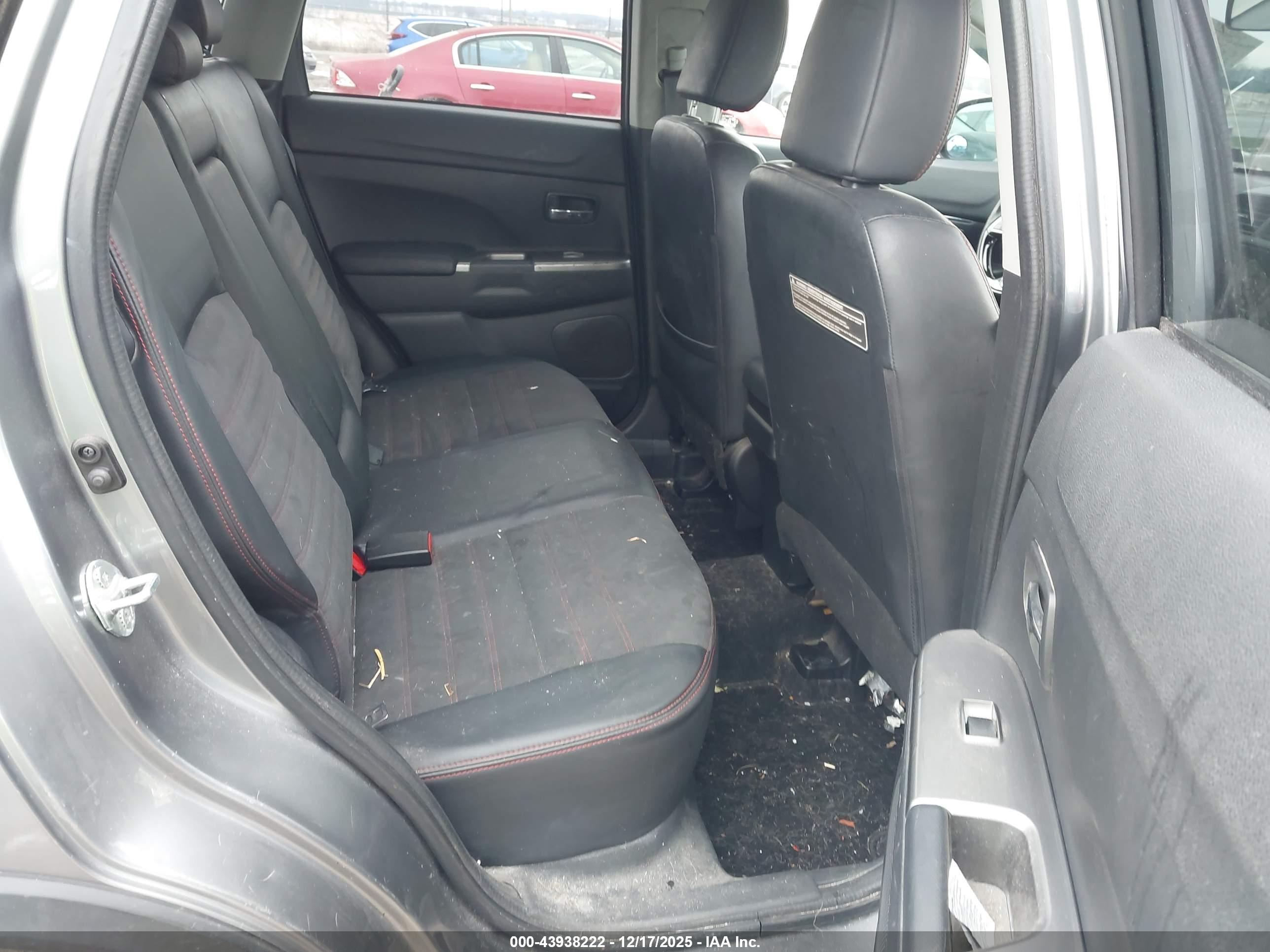 MITSUBISHI OUTLANDER image 8