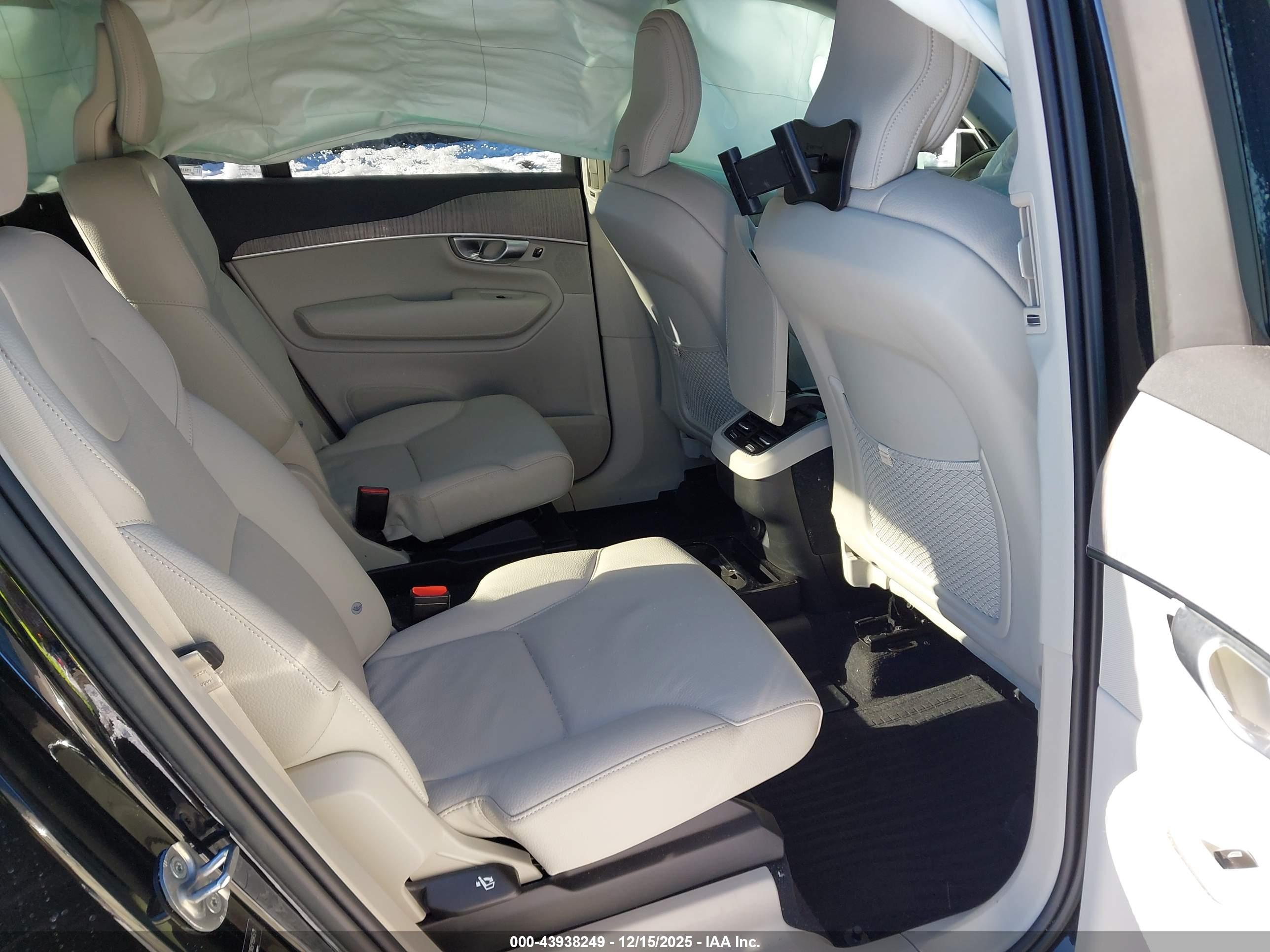 VOLVO XC90 image 8