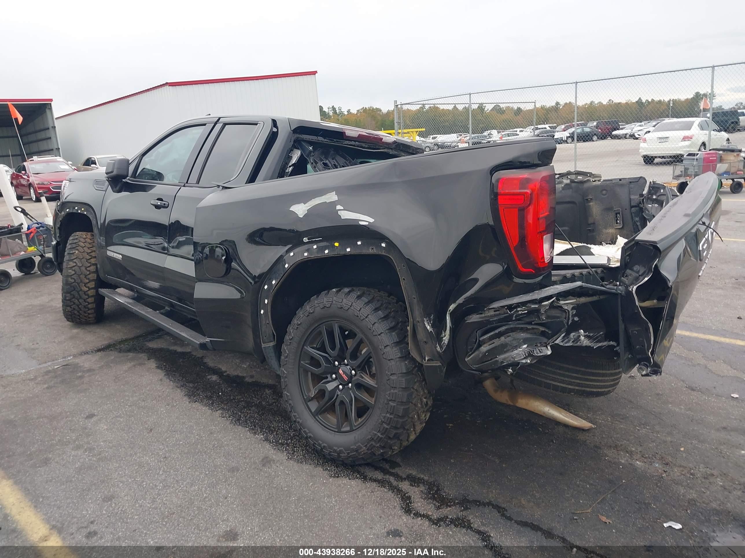 GMC SIERRA image 3
