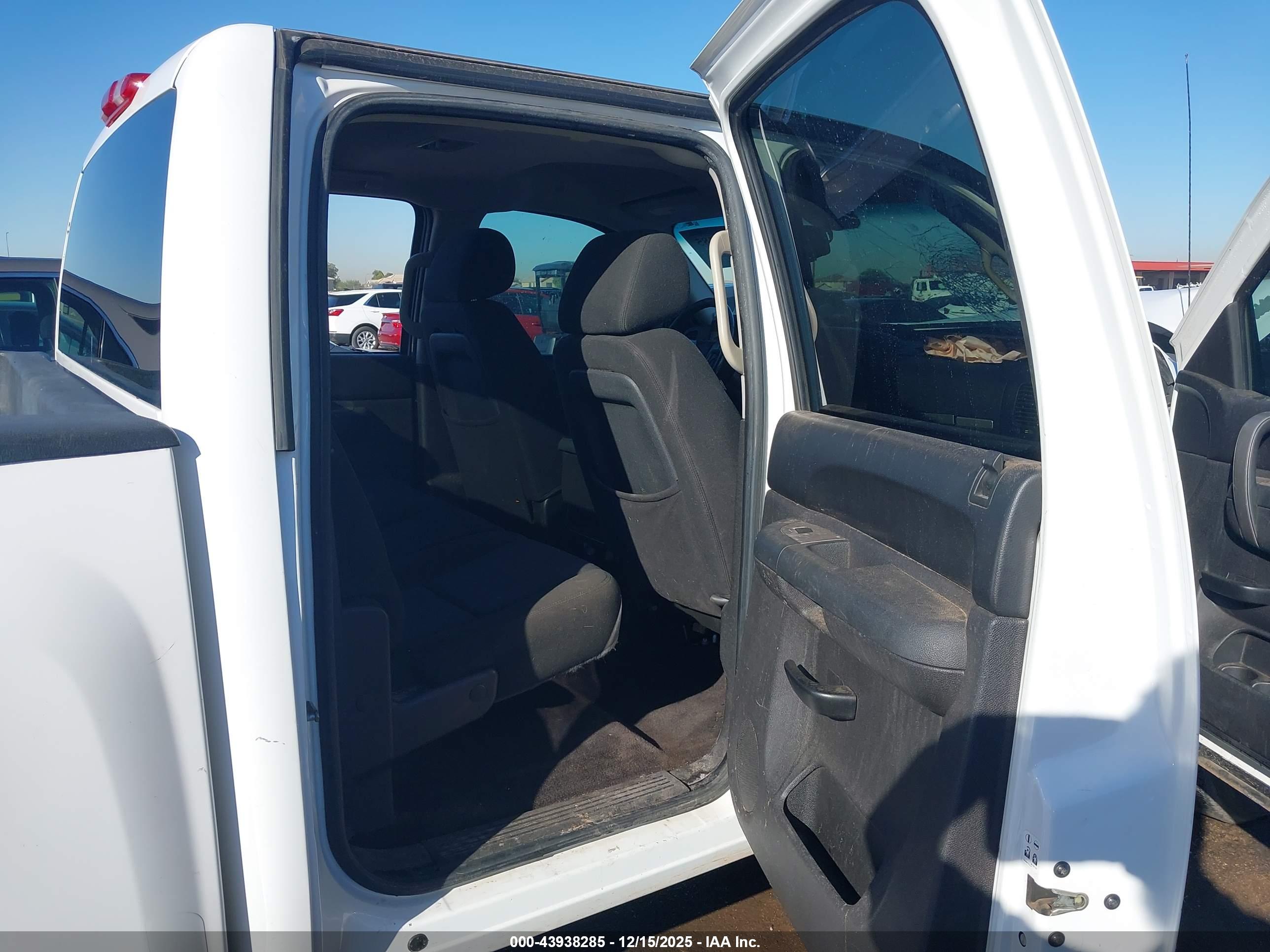 CHEVROLET SILVERADO image 8