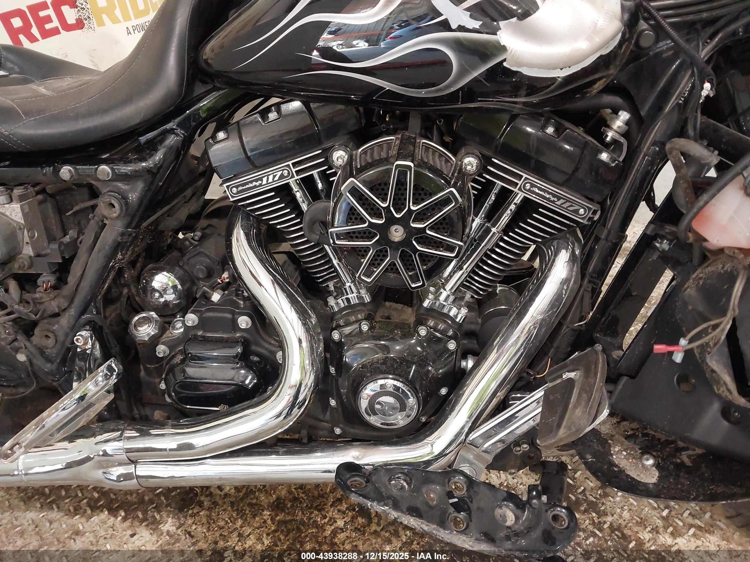 HARLEY-DAVIDSON FLHXSE image 8