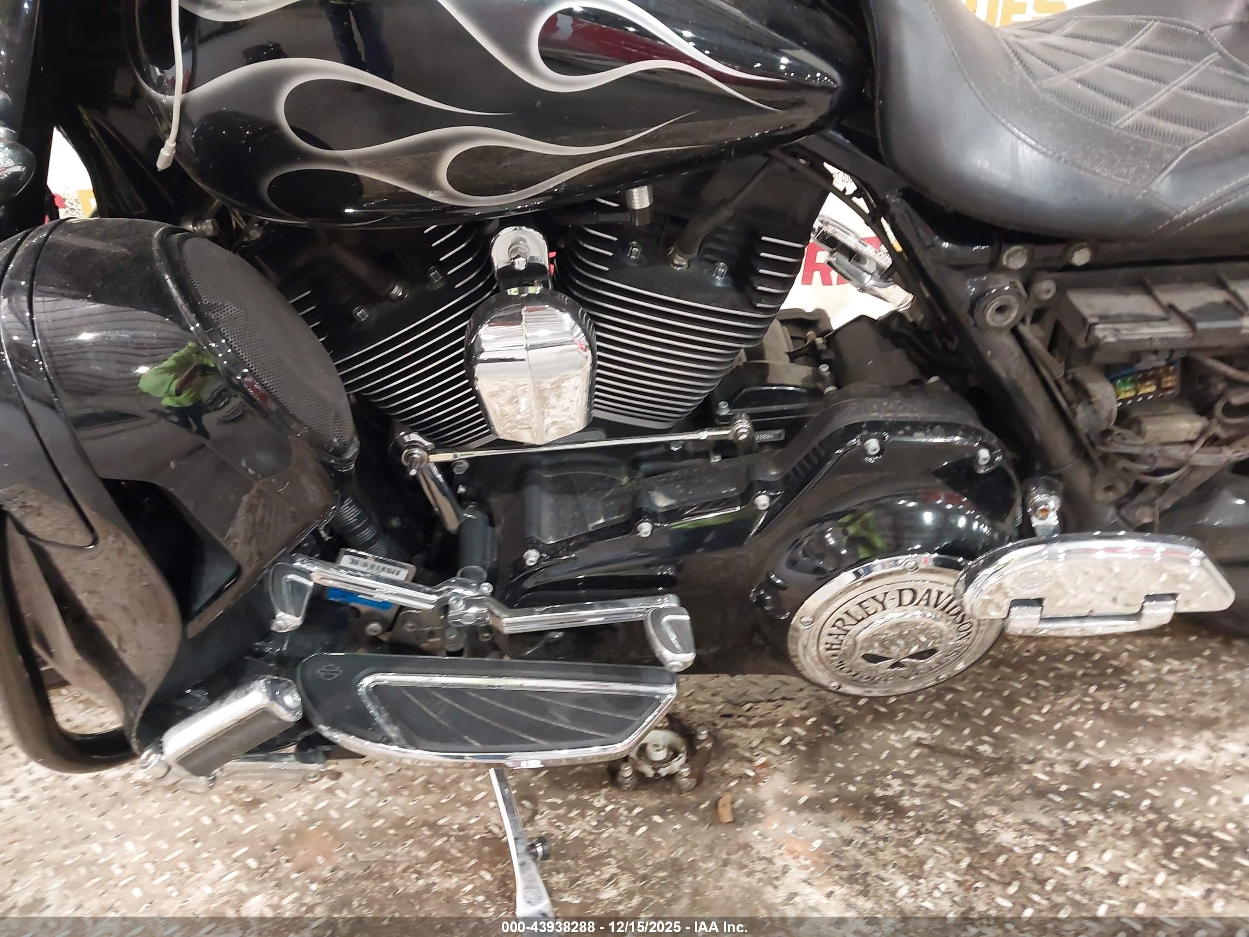 HARLEY-DAVIDSON FLHXSE image 9