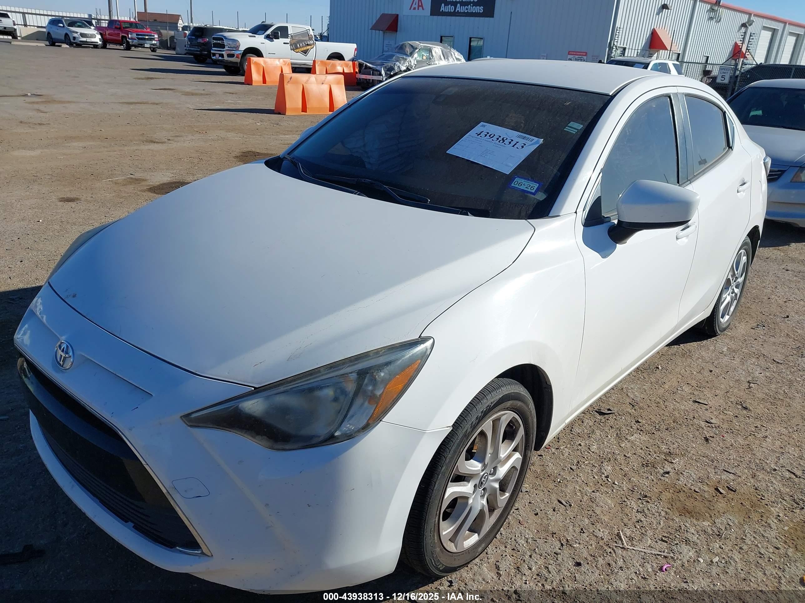 TOYOTA YARIS image 2