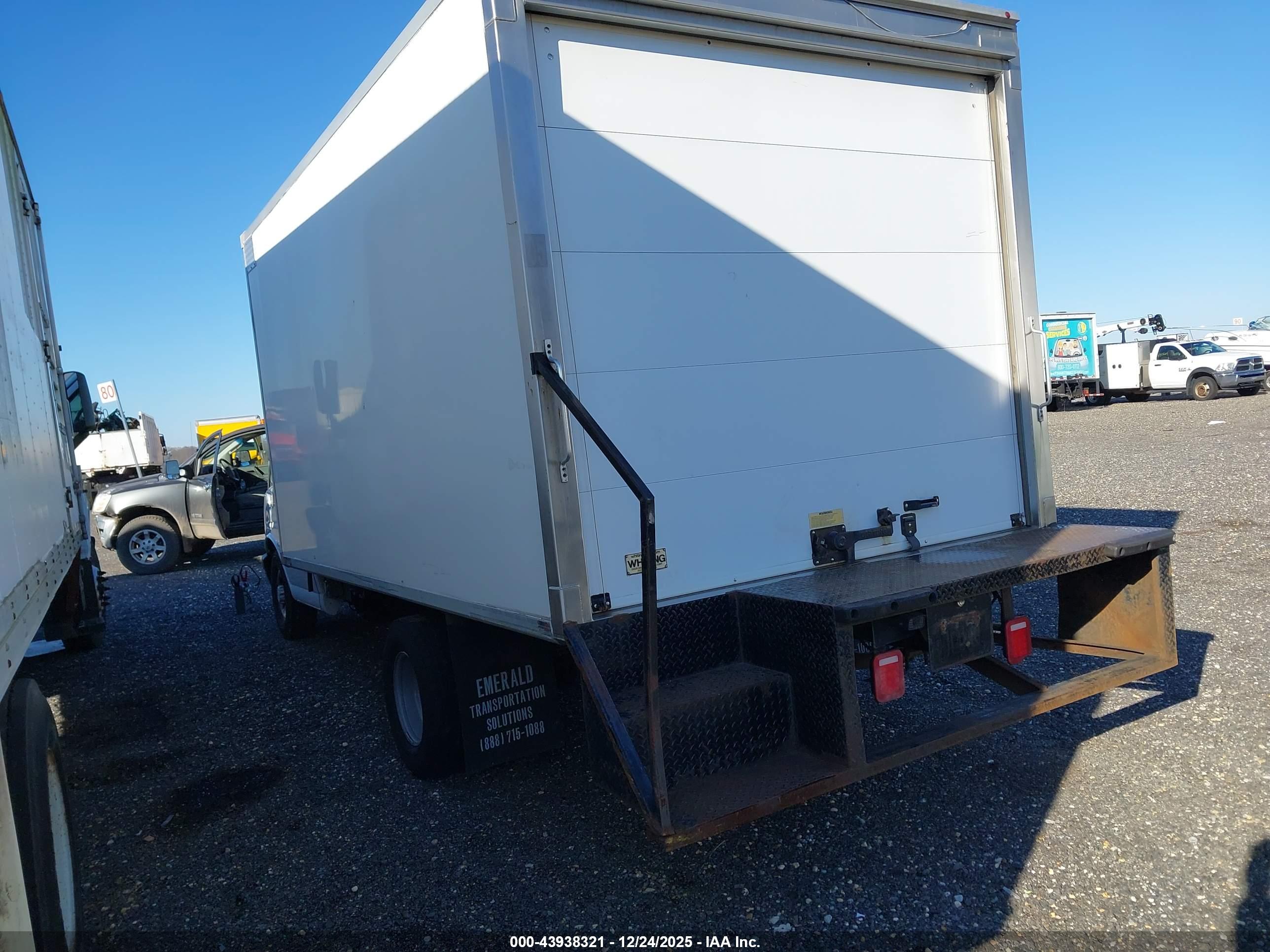 CHEVROLET EXPRESS image 3