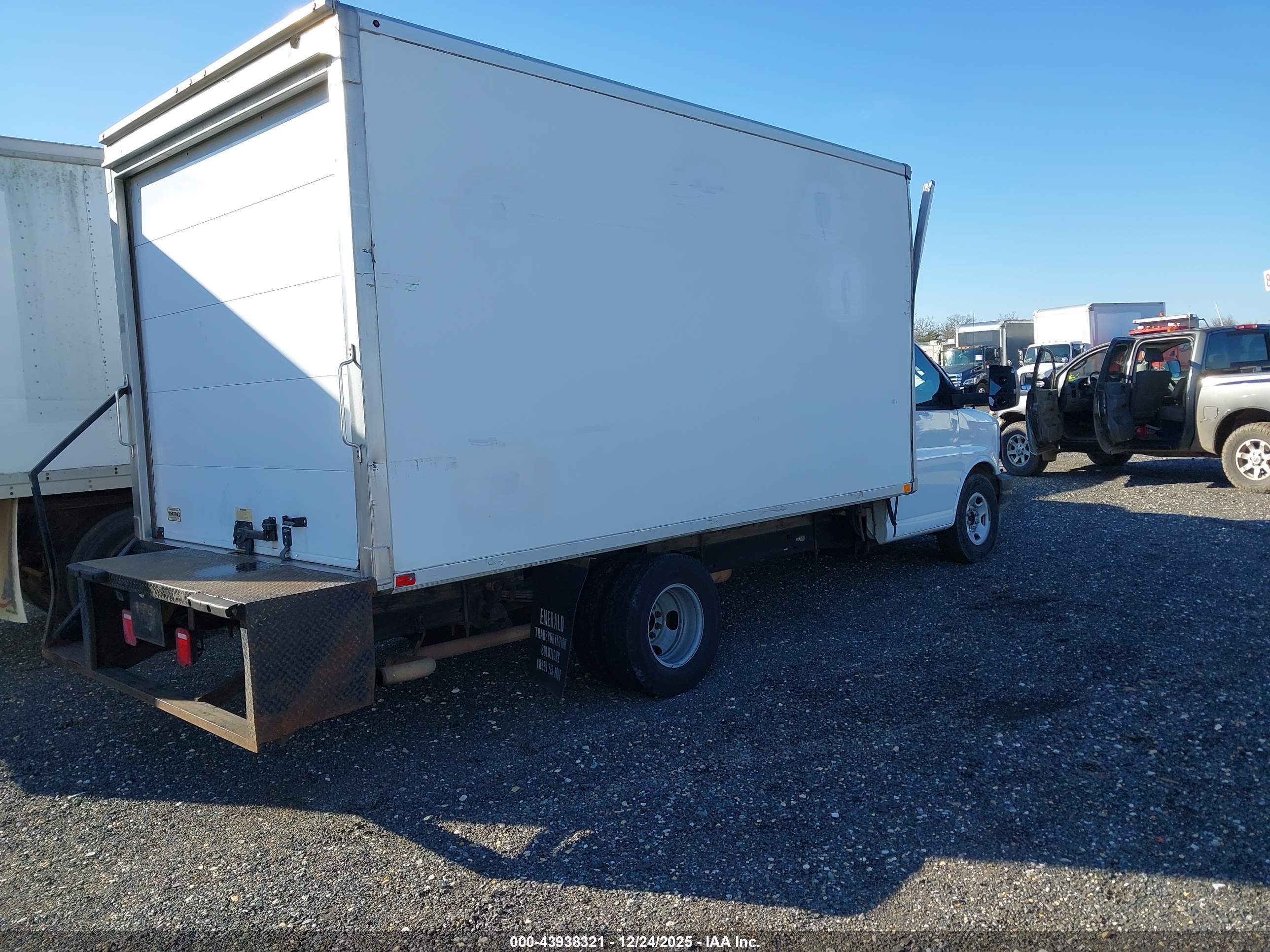 CHEVROLET EXPRESS image 4