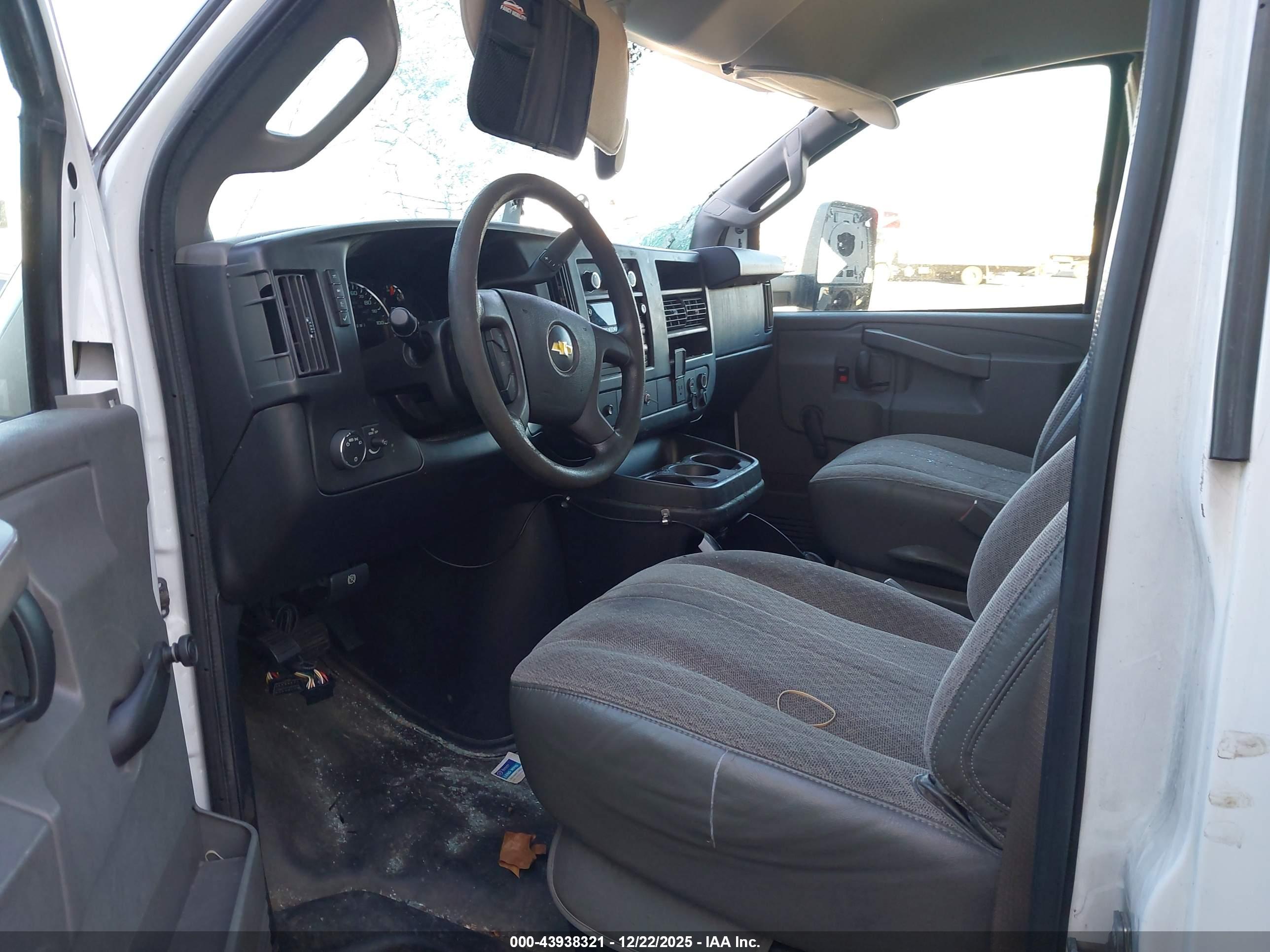 CHEVROLET EXPRESS image 7