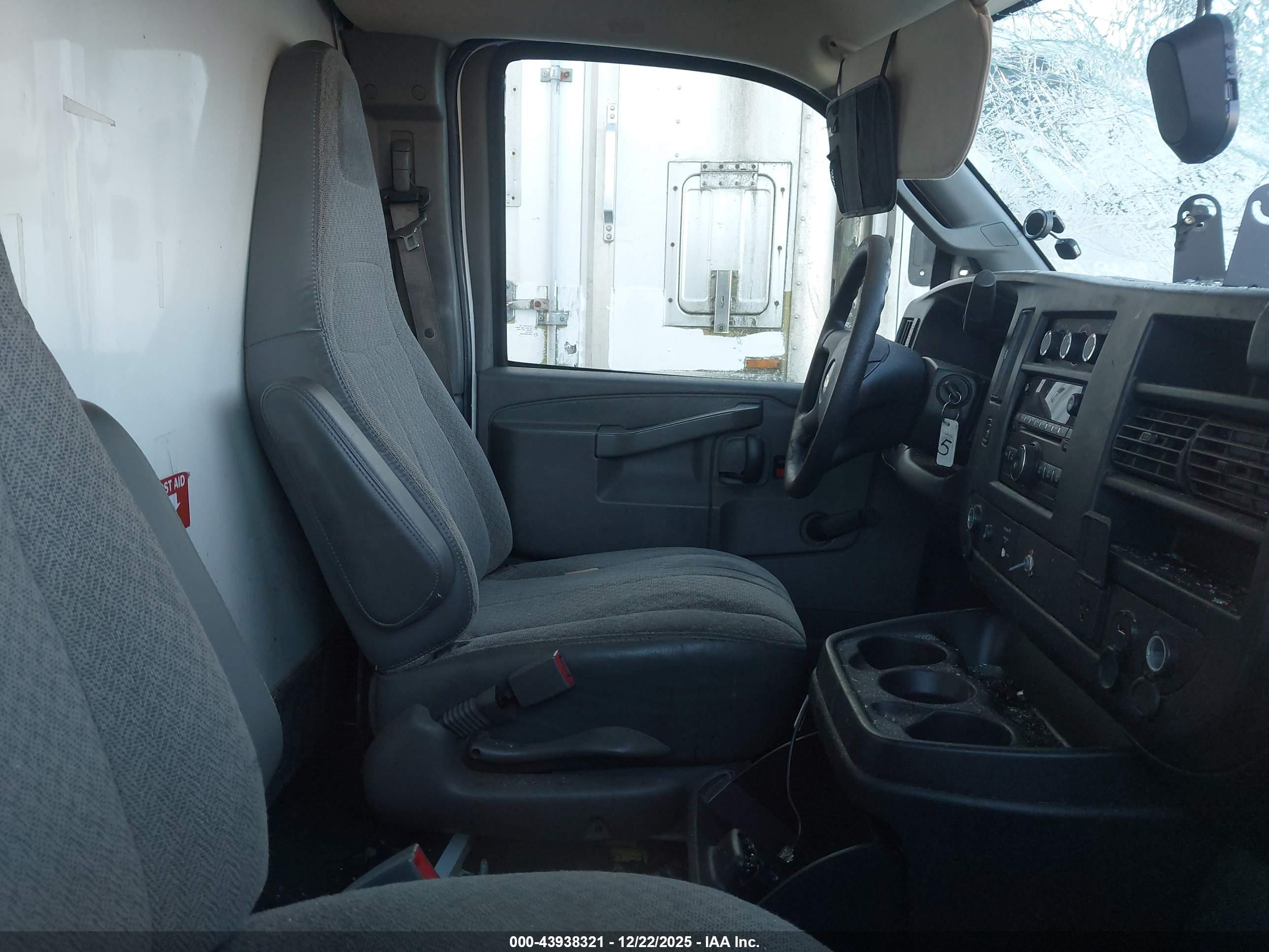 CHEVROLET EXPRESS image 8