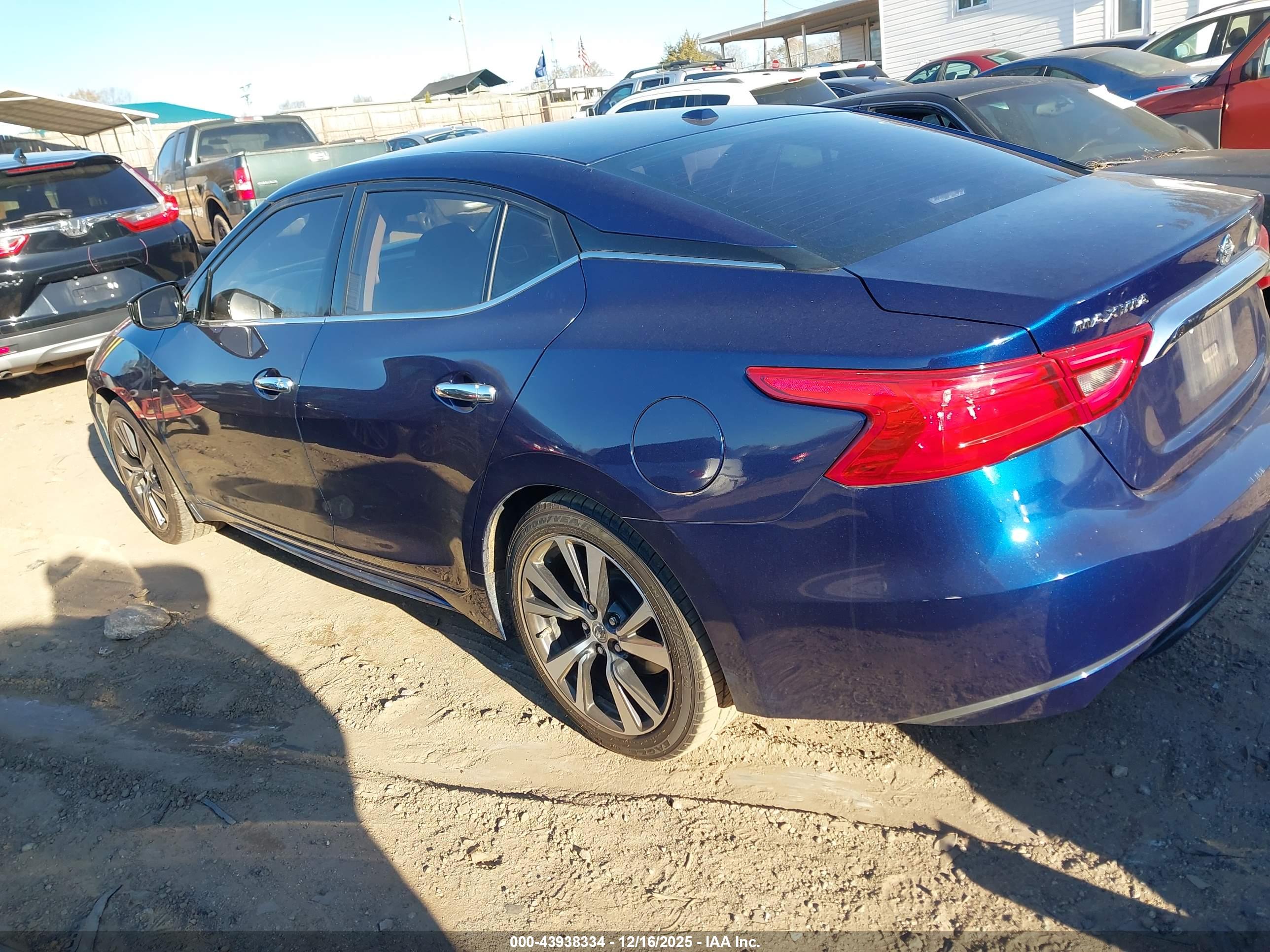 NISSAN MAXIMA image 3