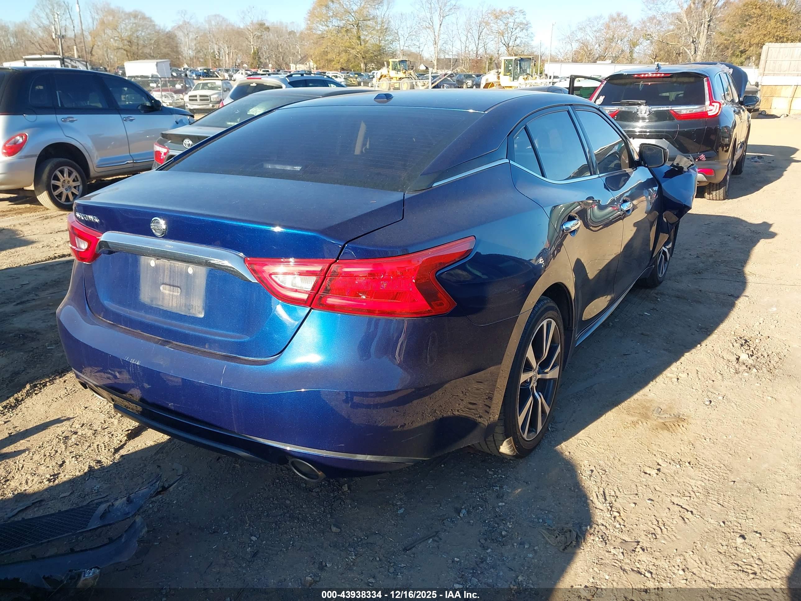 NISSAN MAXIMA image 4