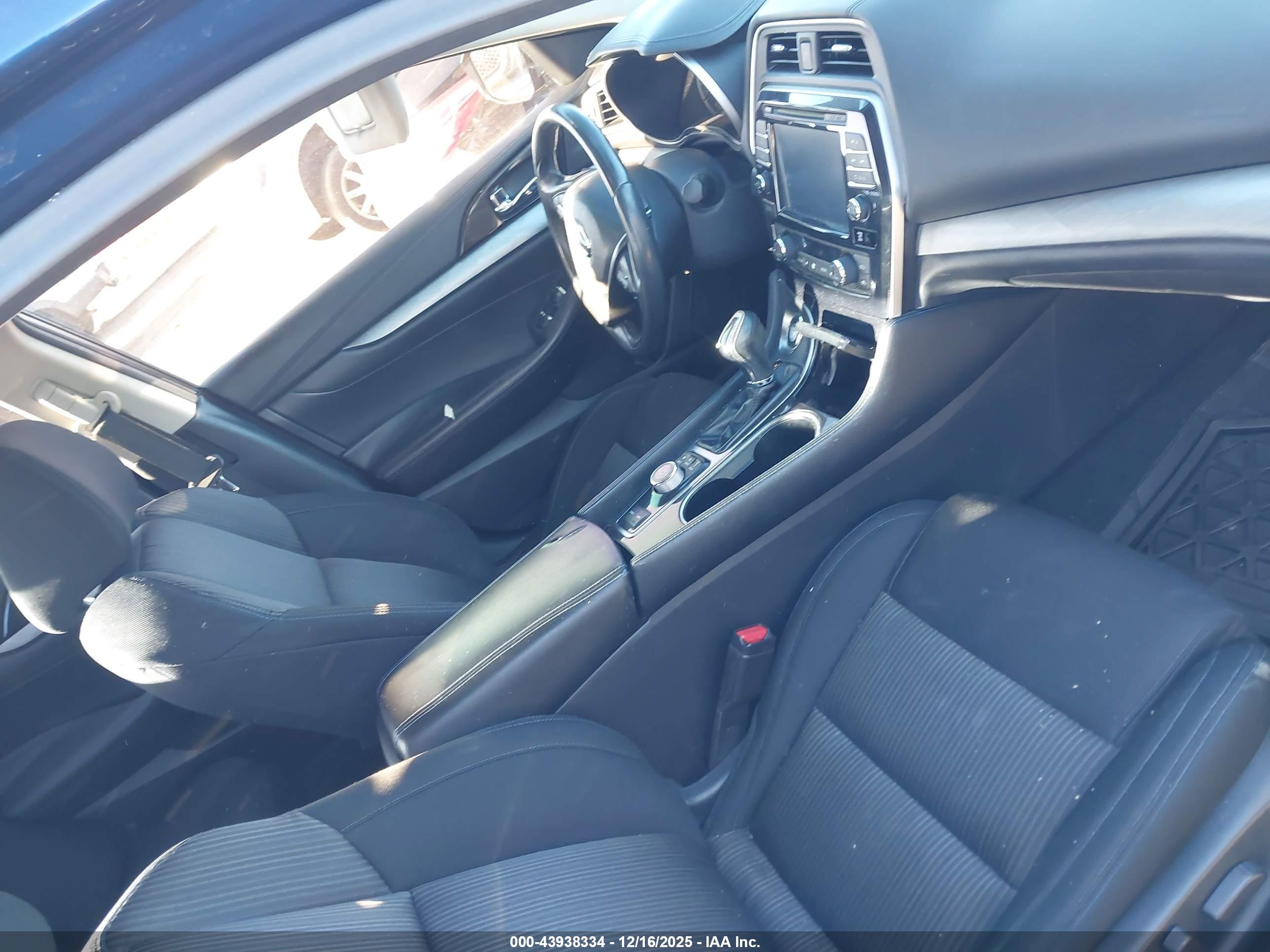 NISSAN MAXIMA image 5
