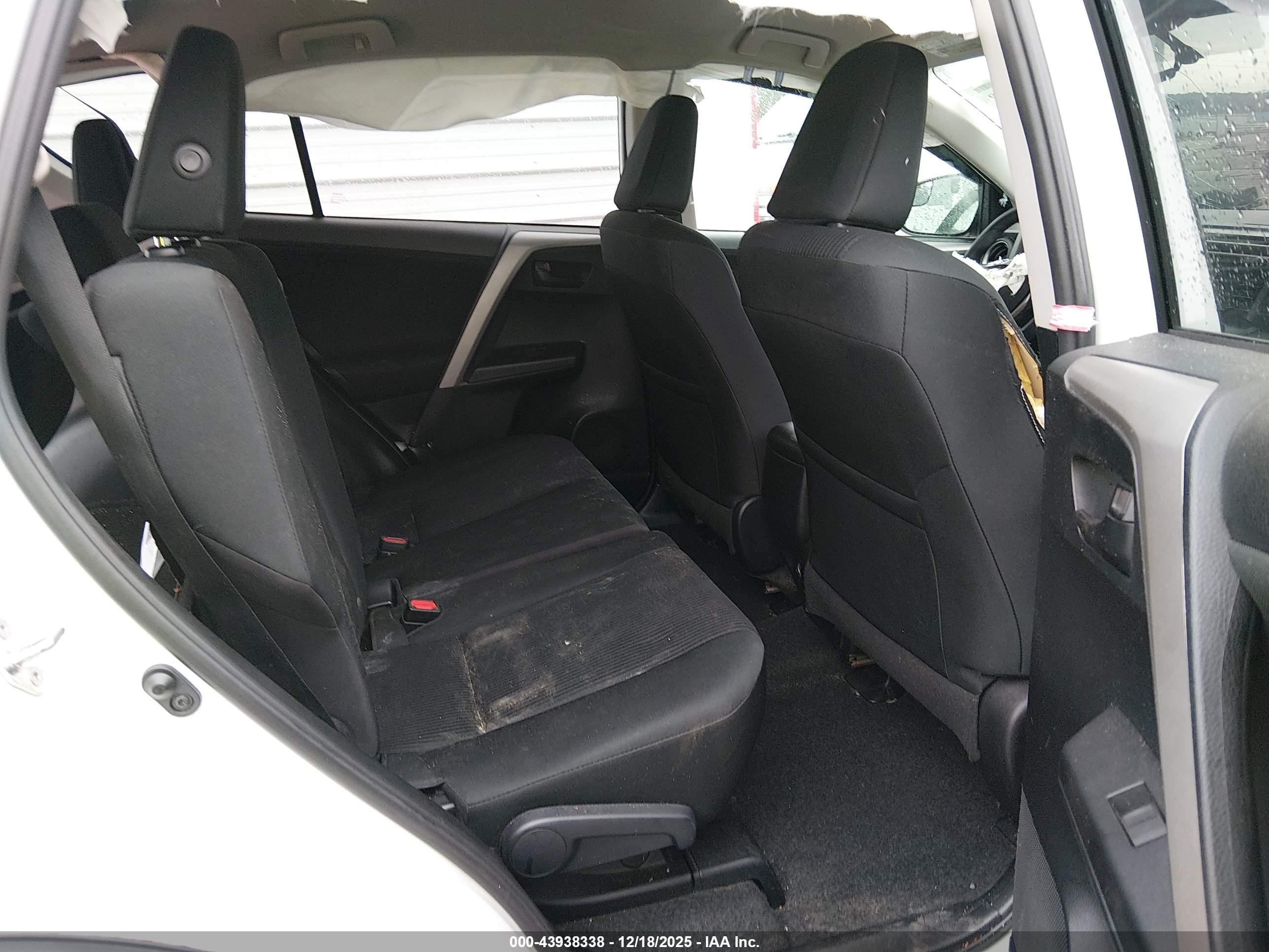 TOYOTA RAV4 image 8
