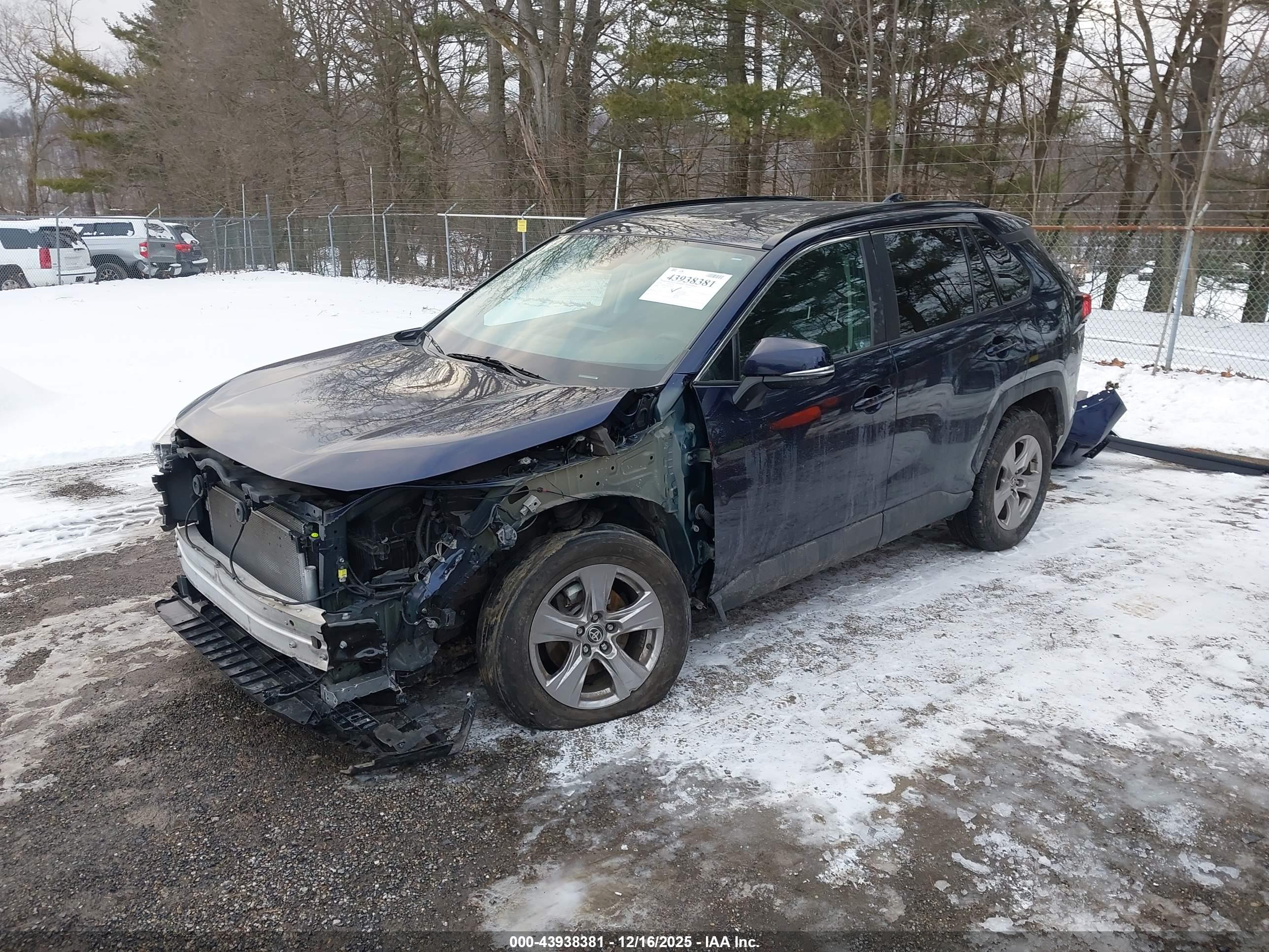 TOYOTA RAV4 image 2