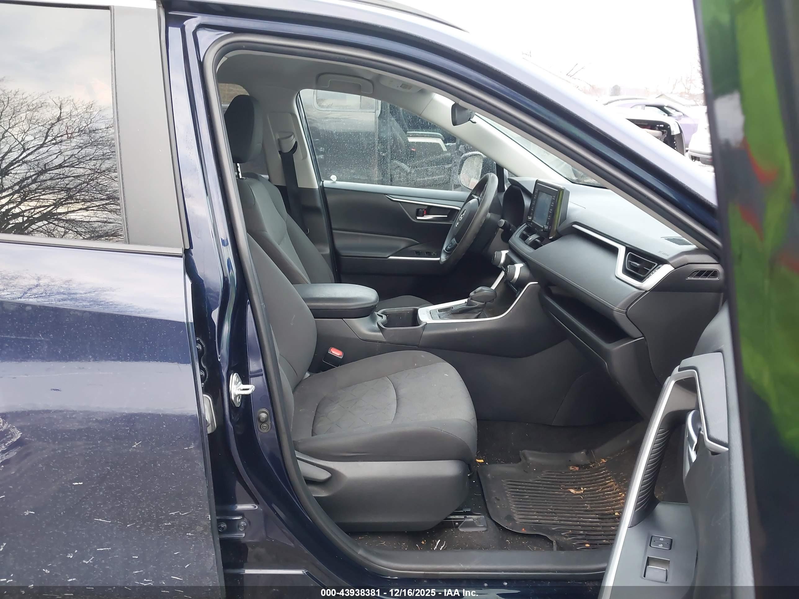 TOYOTA RAV4 image 5