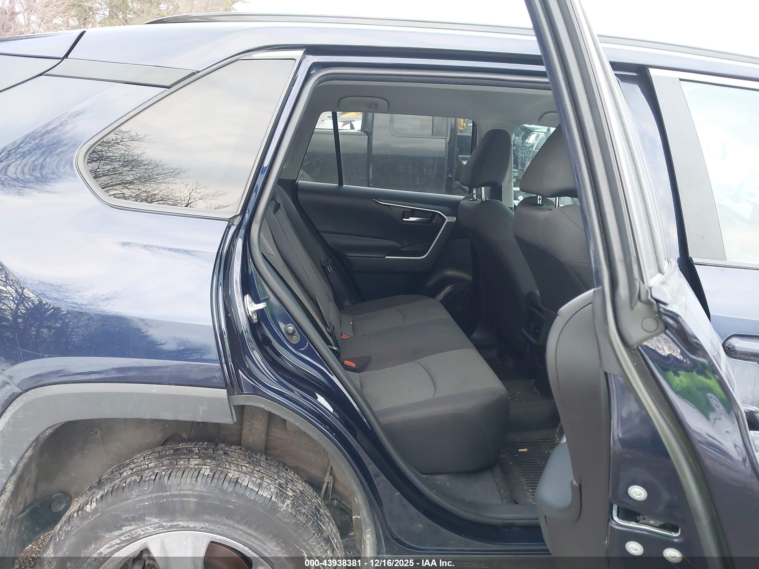 TOYOTA RAV4 image 8