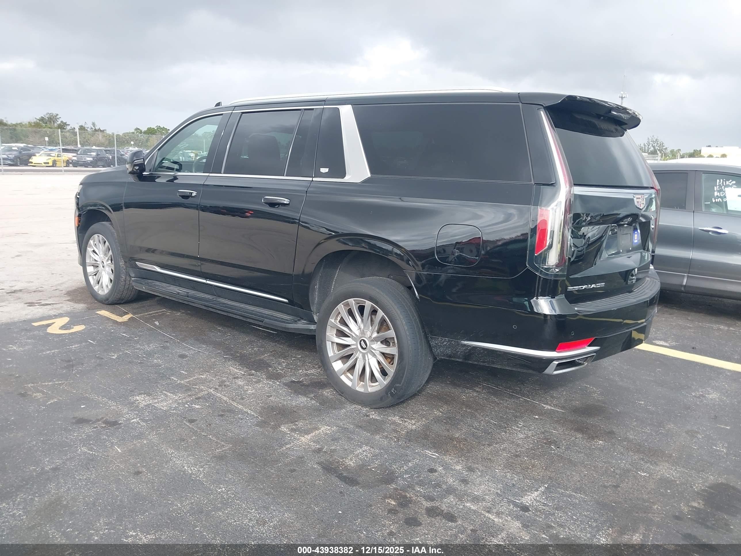 CADILLAC ESCALADE image 3