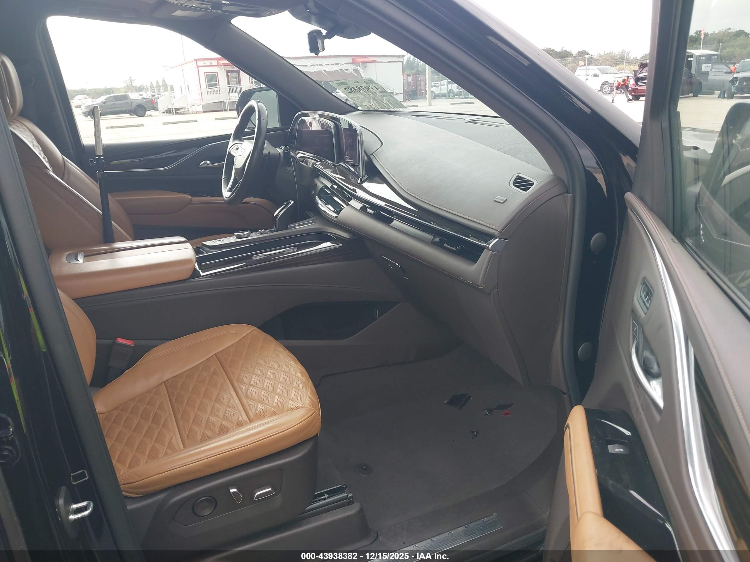 CADILLAC ESCALADE image 5