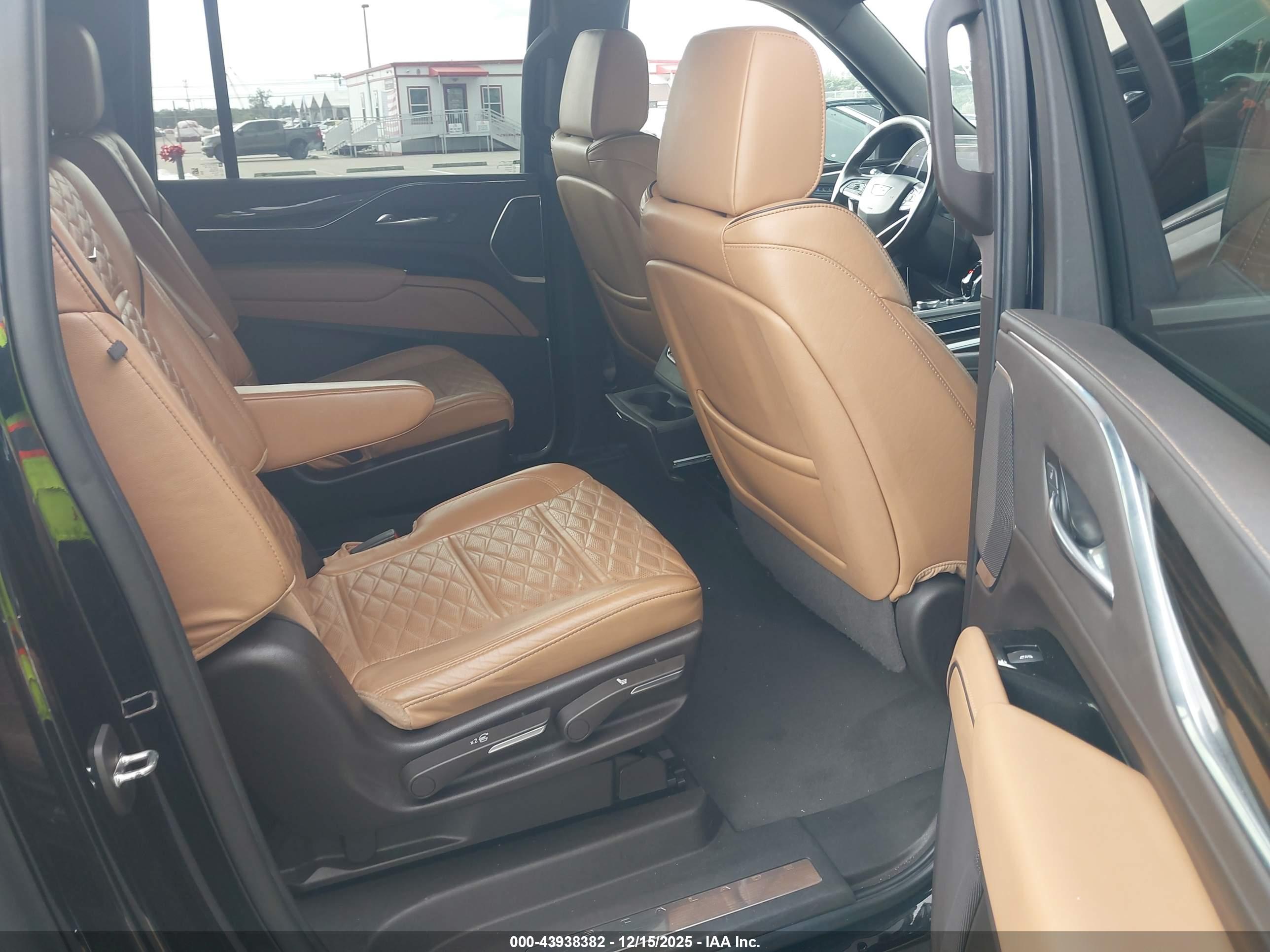 CADILLAC ESCALADE image 8