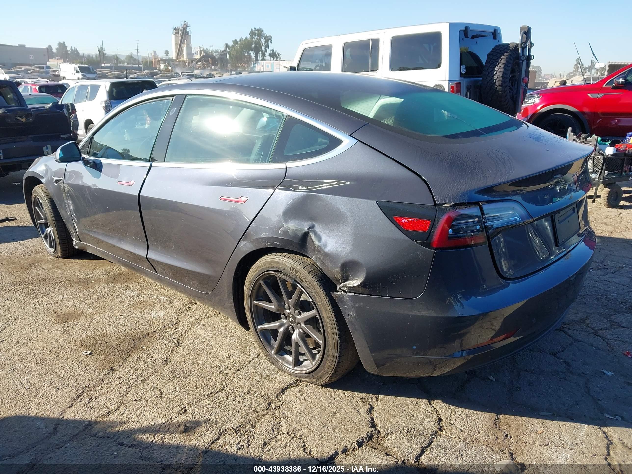TESLA MODEL image 3