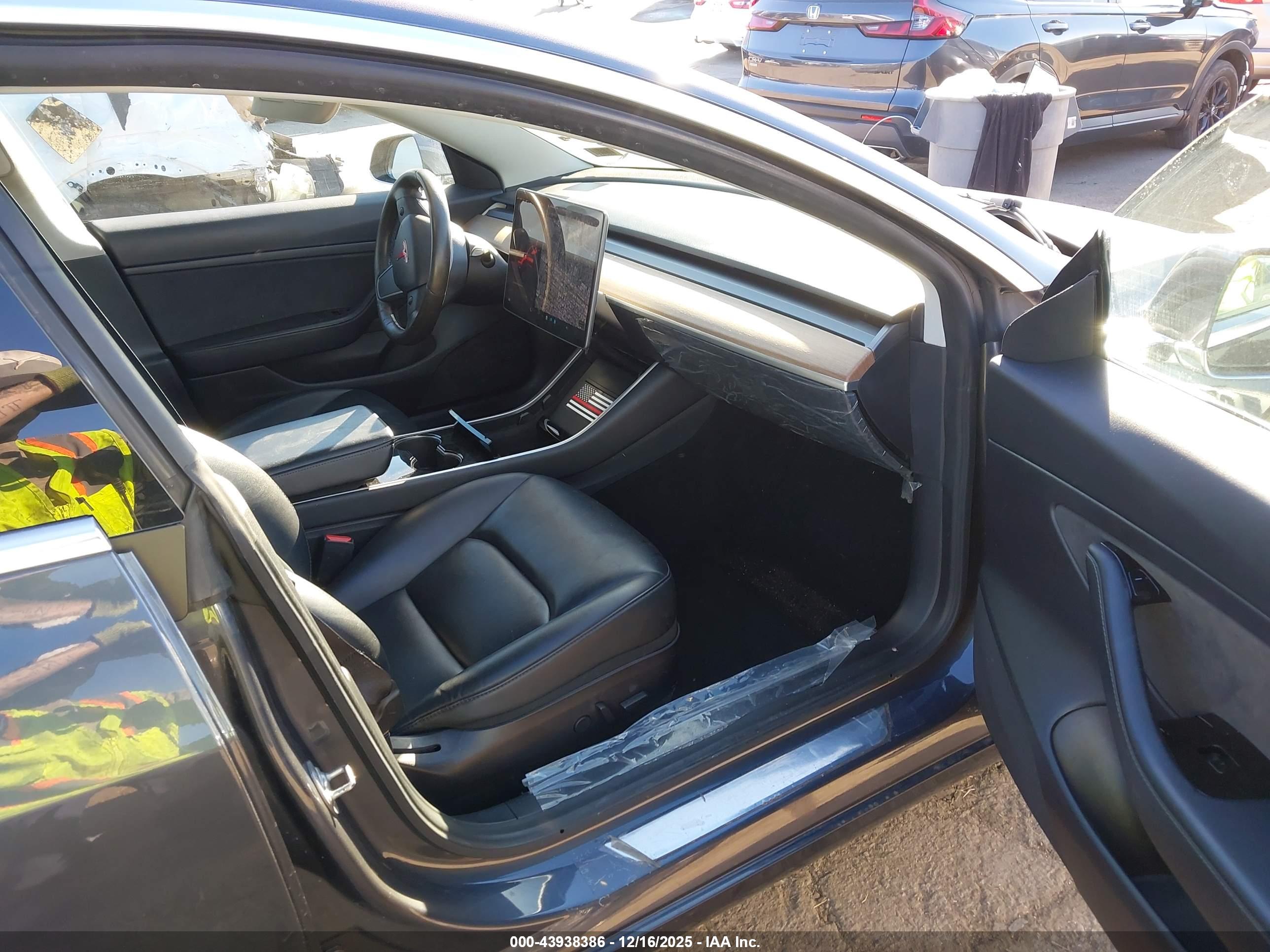 TESLA MODEL image 5