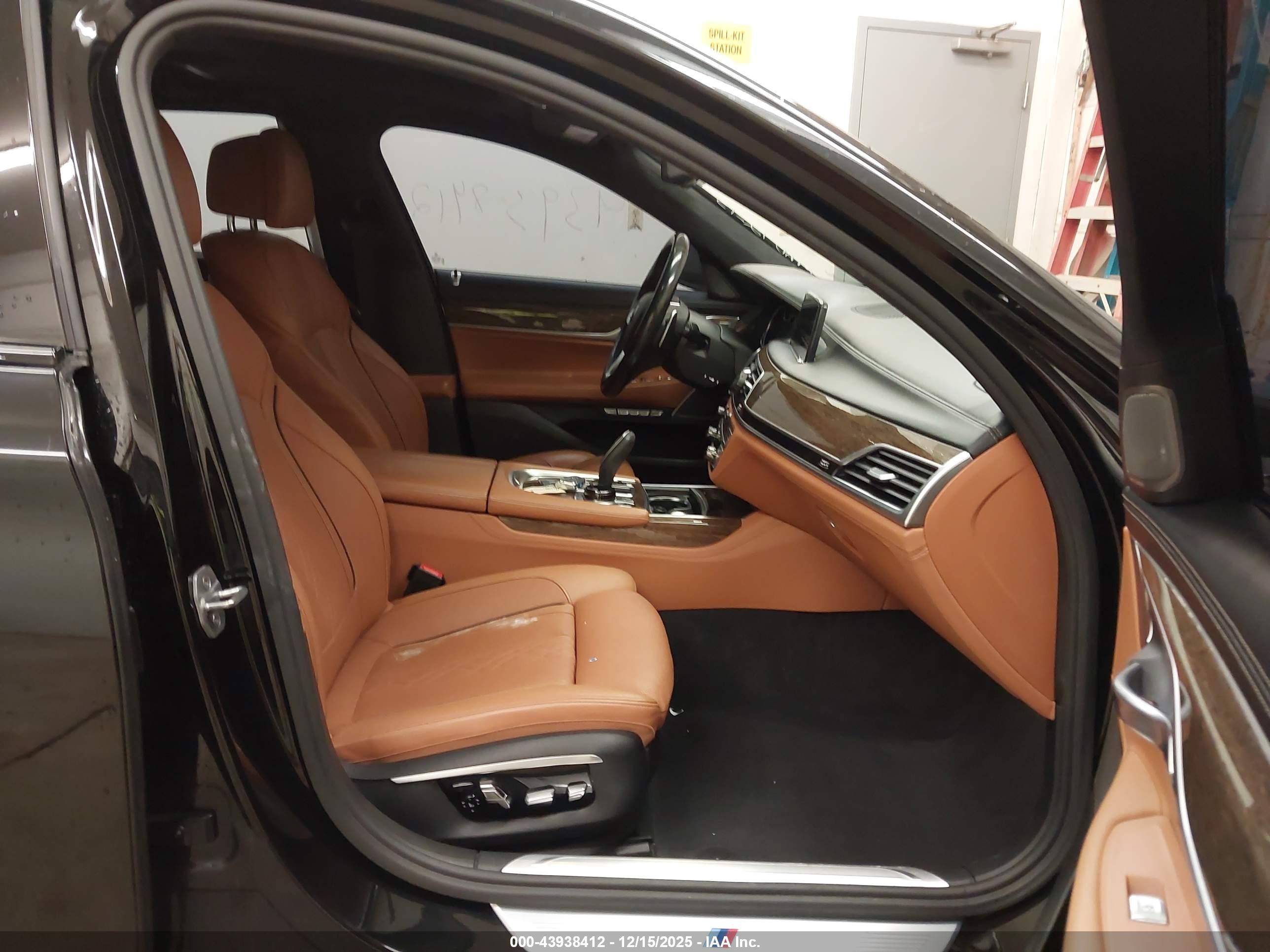 BMW 750I image 5