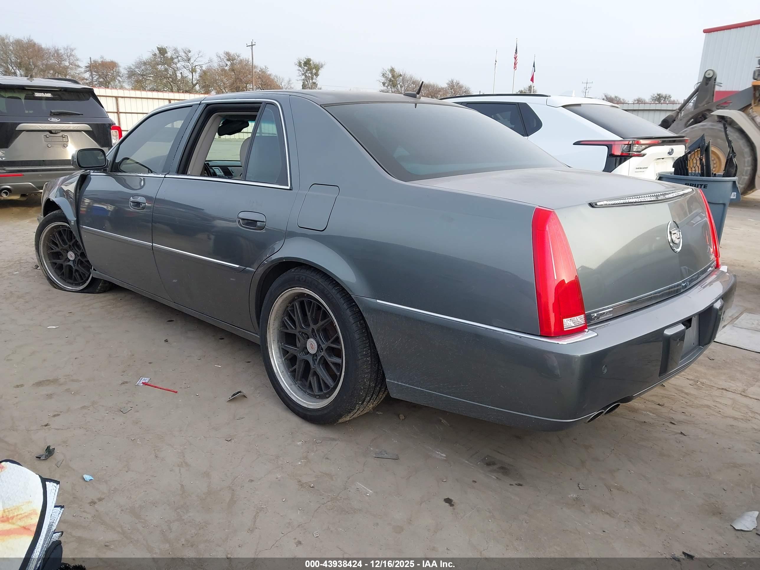 CADILLAC DTS image 3