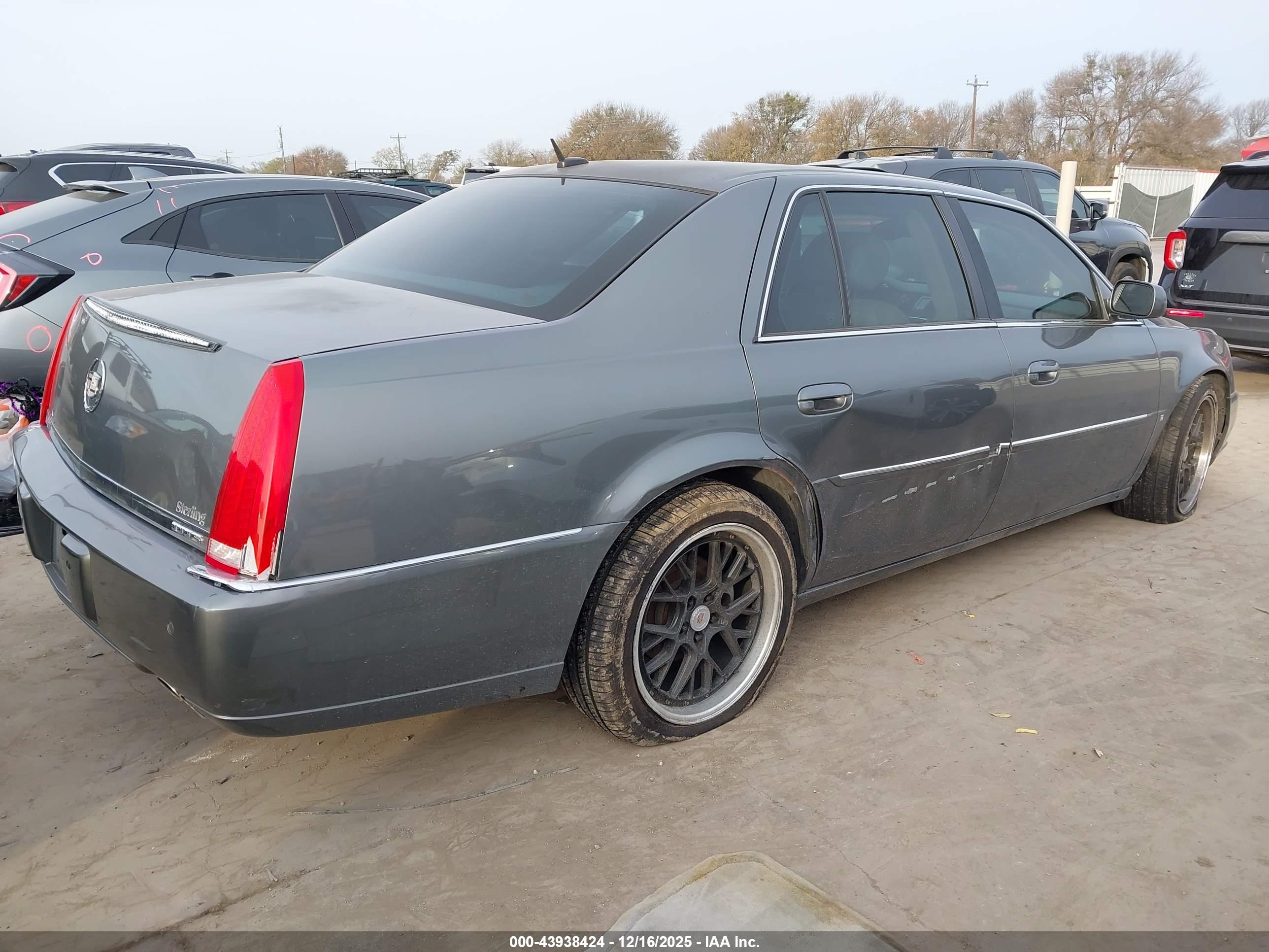 CADILLAC DTS image 4