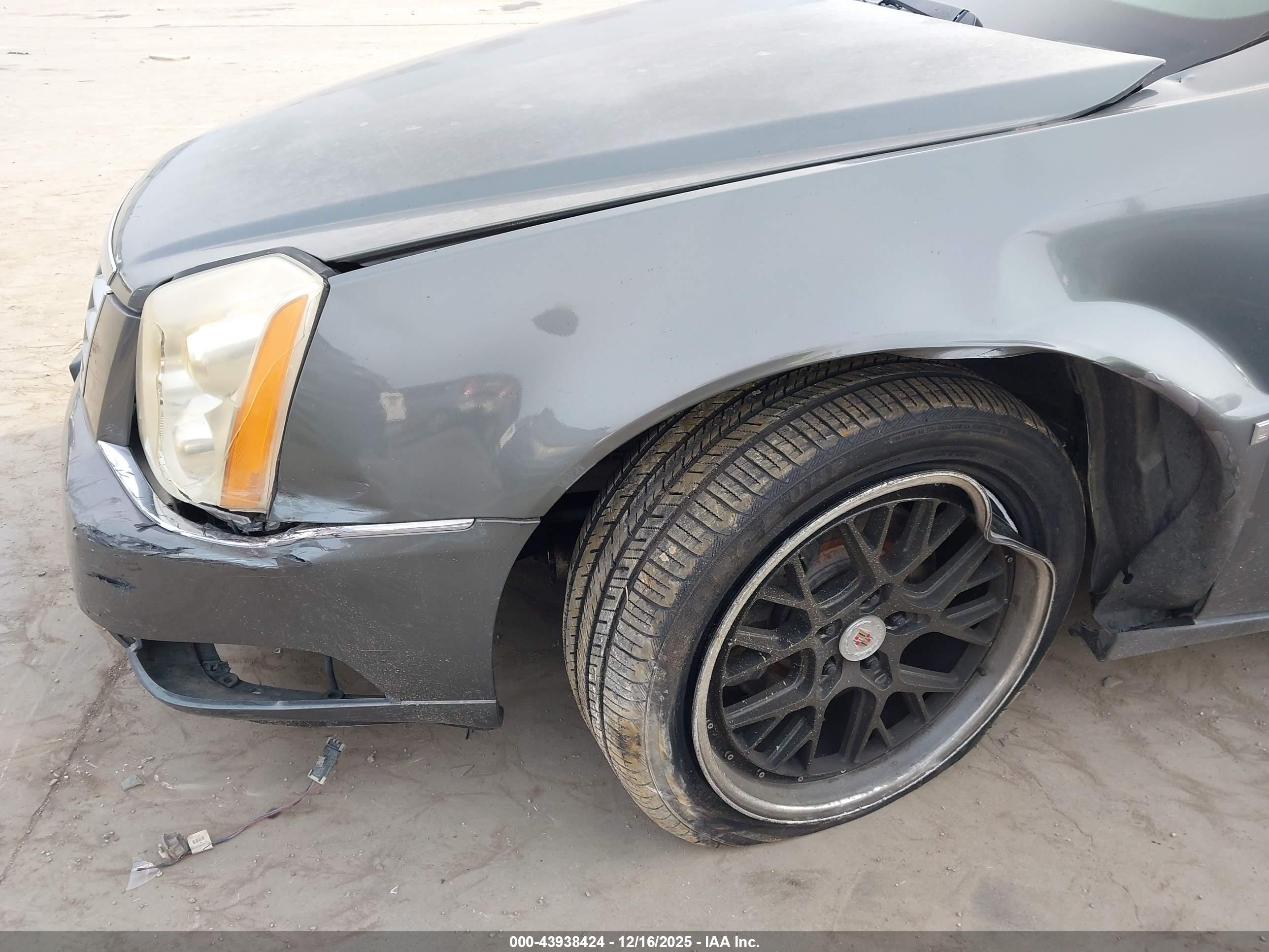 CADILLAC DTS image 6
