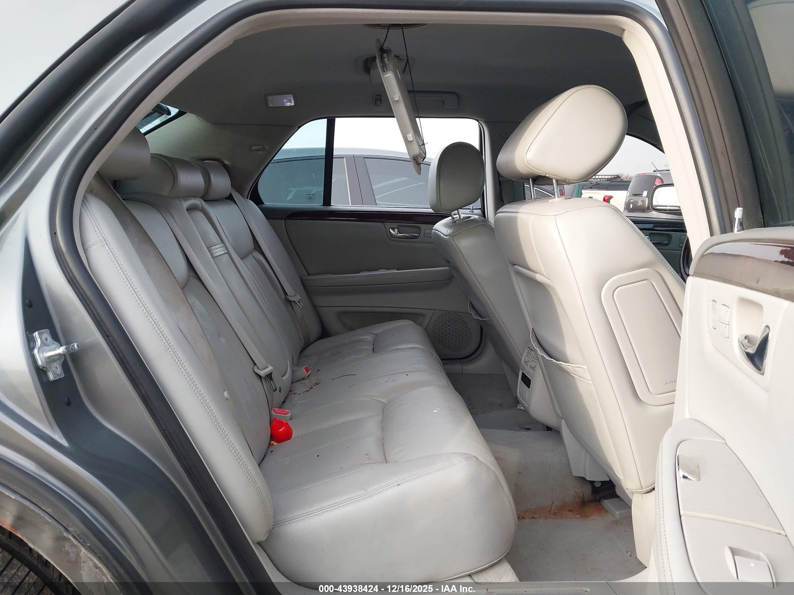CADILLAC DTS image 8