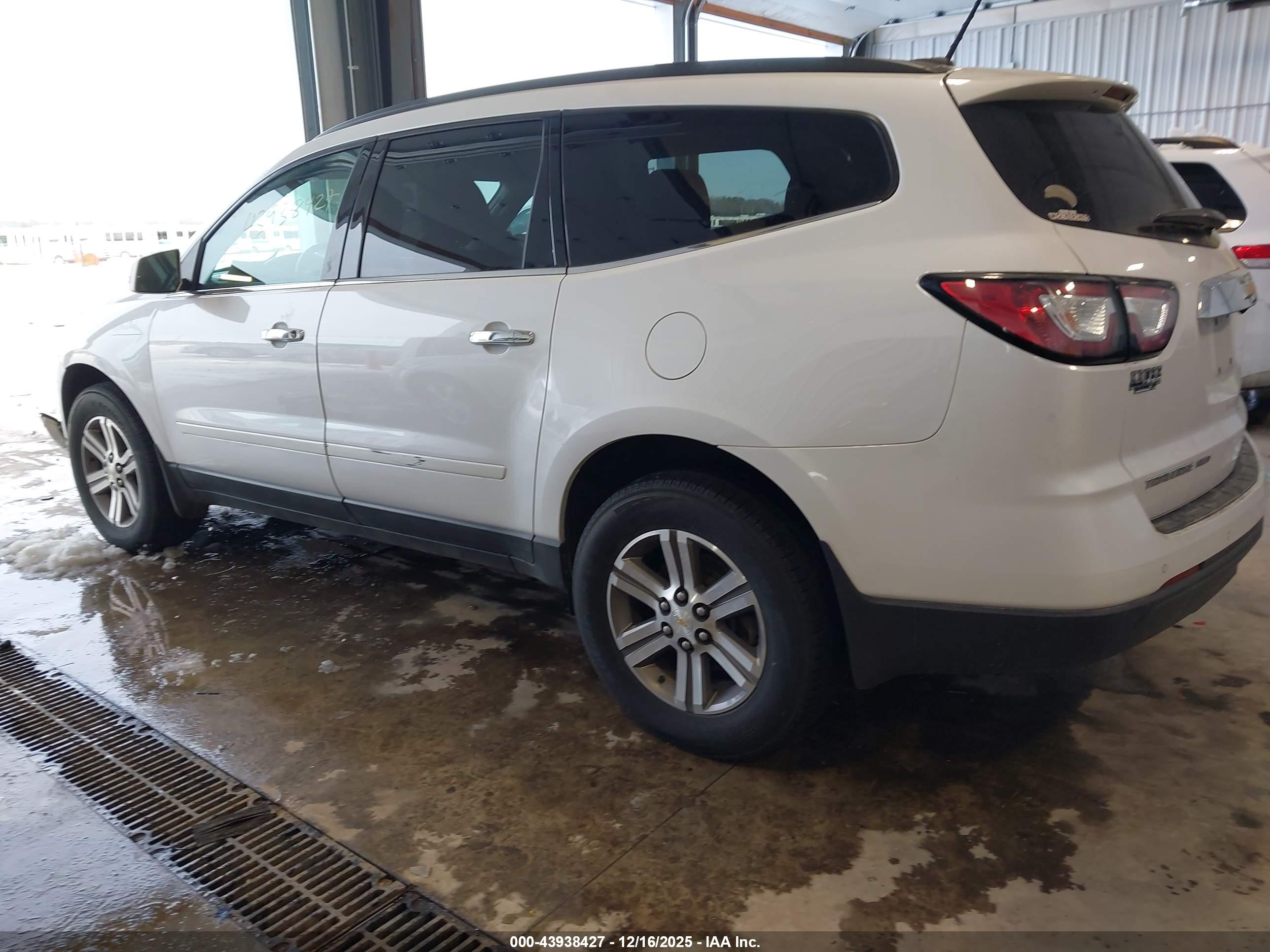 CHEVROLET TRAVERSE image 3