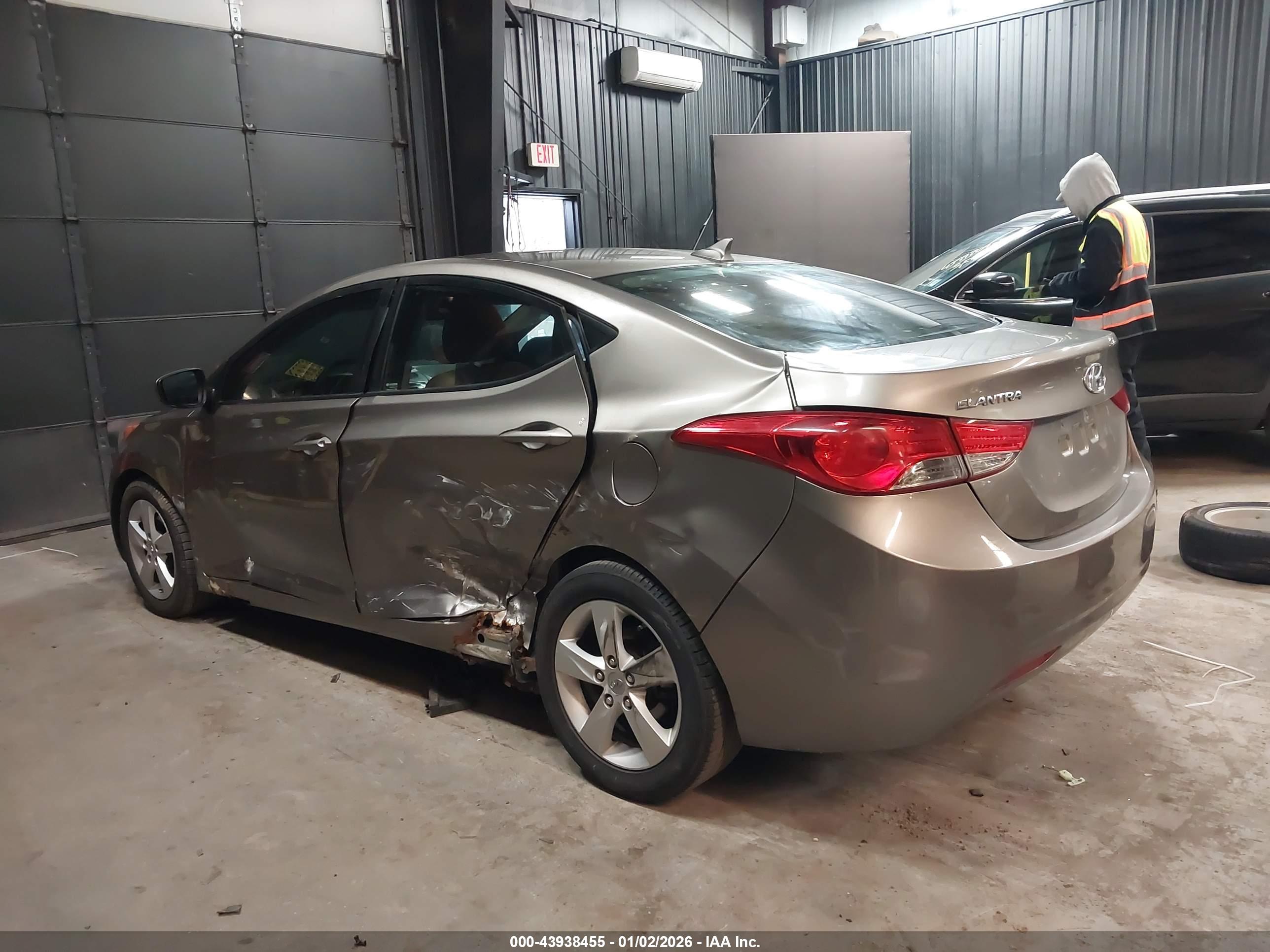 HYUNDAI ELANTRA image 3