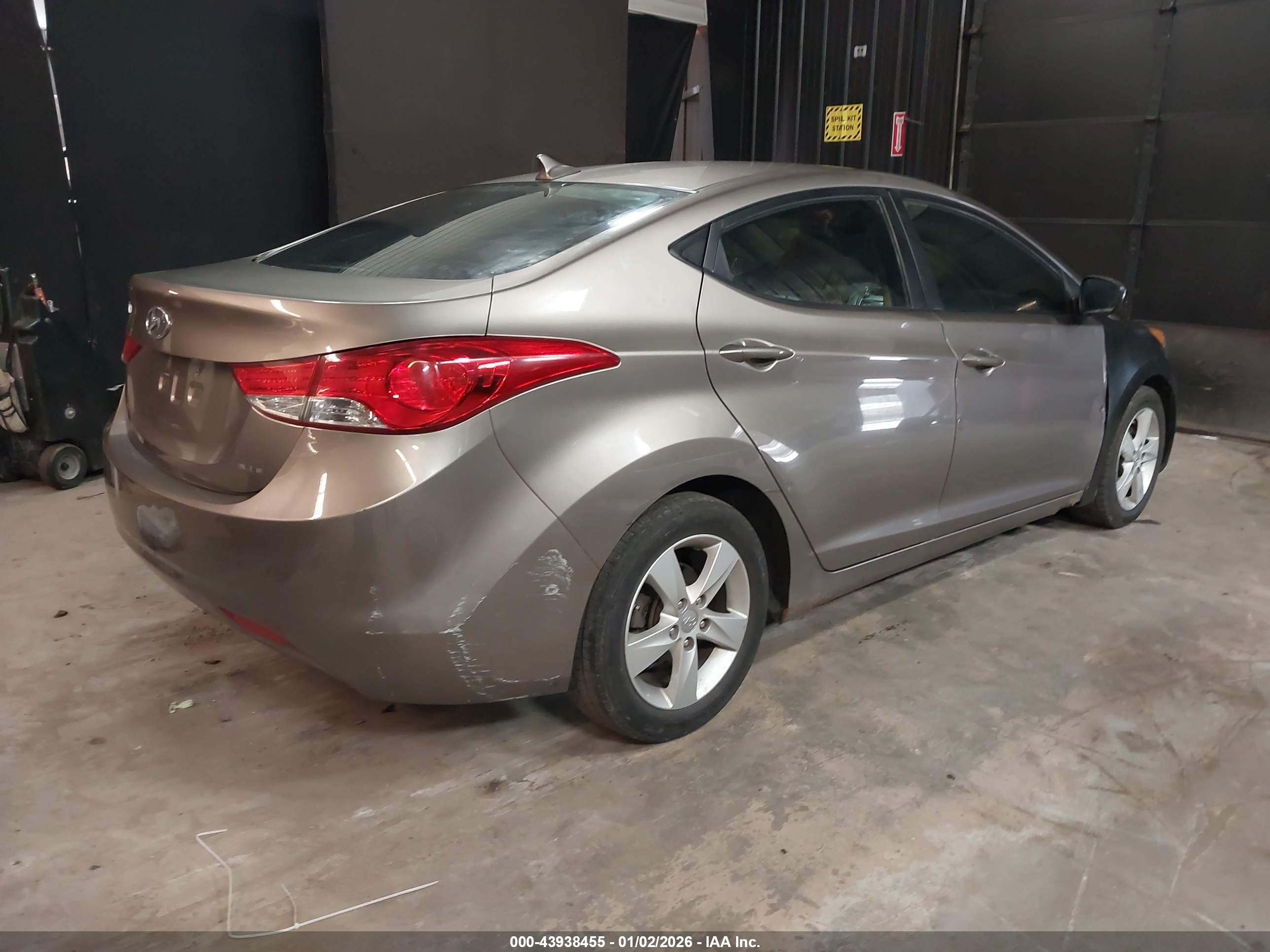 HYUNDAI ELANTRA image 4