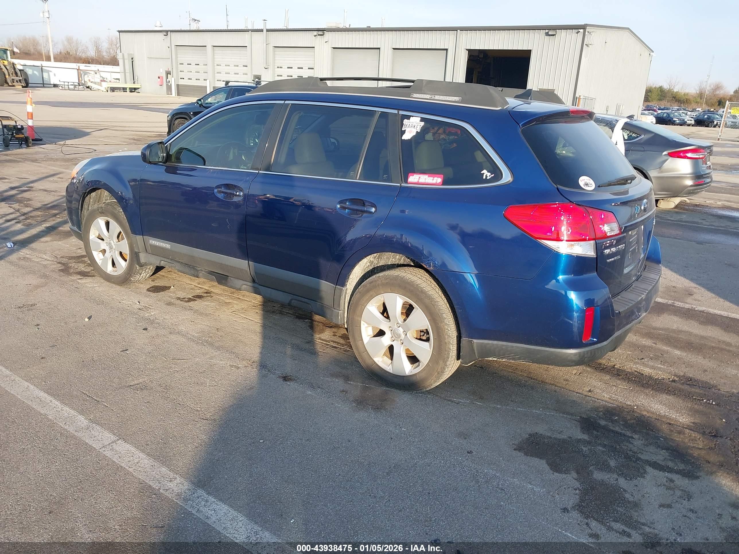 SUBARU OUTBACK image 3