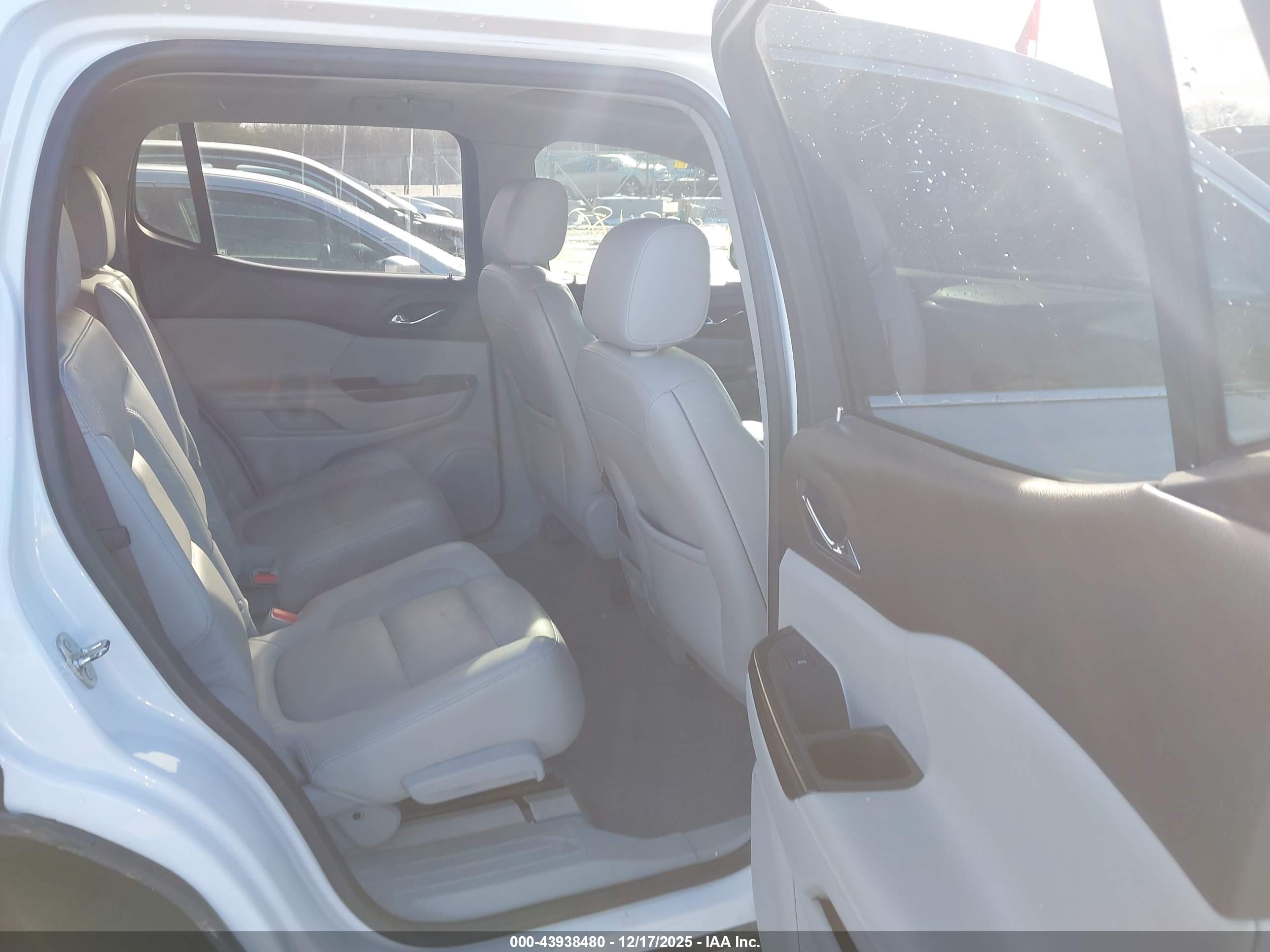 GMC ACADIA image 8