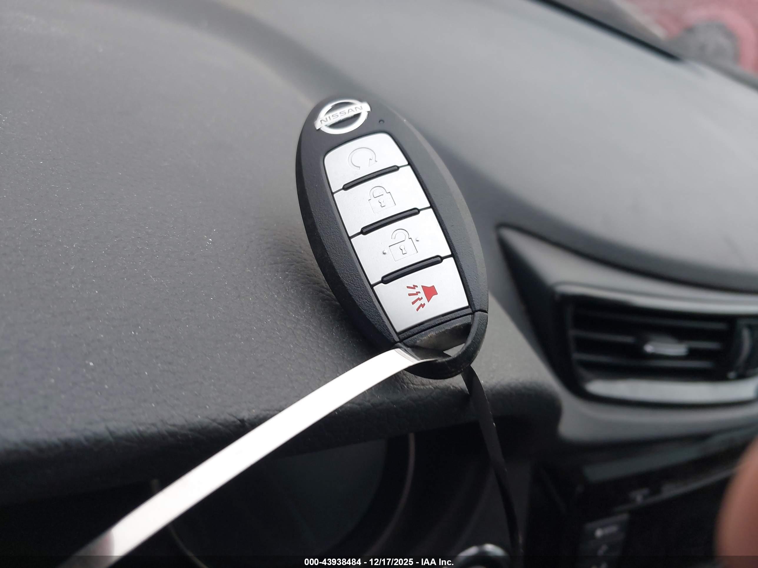 NISSAN ROGUE image 11